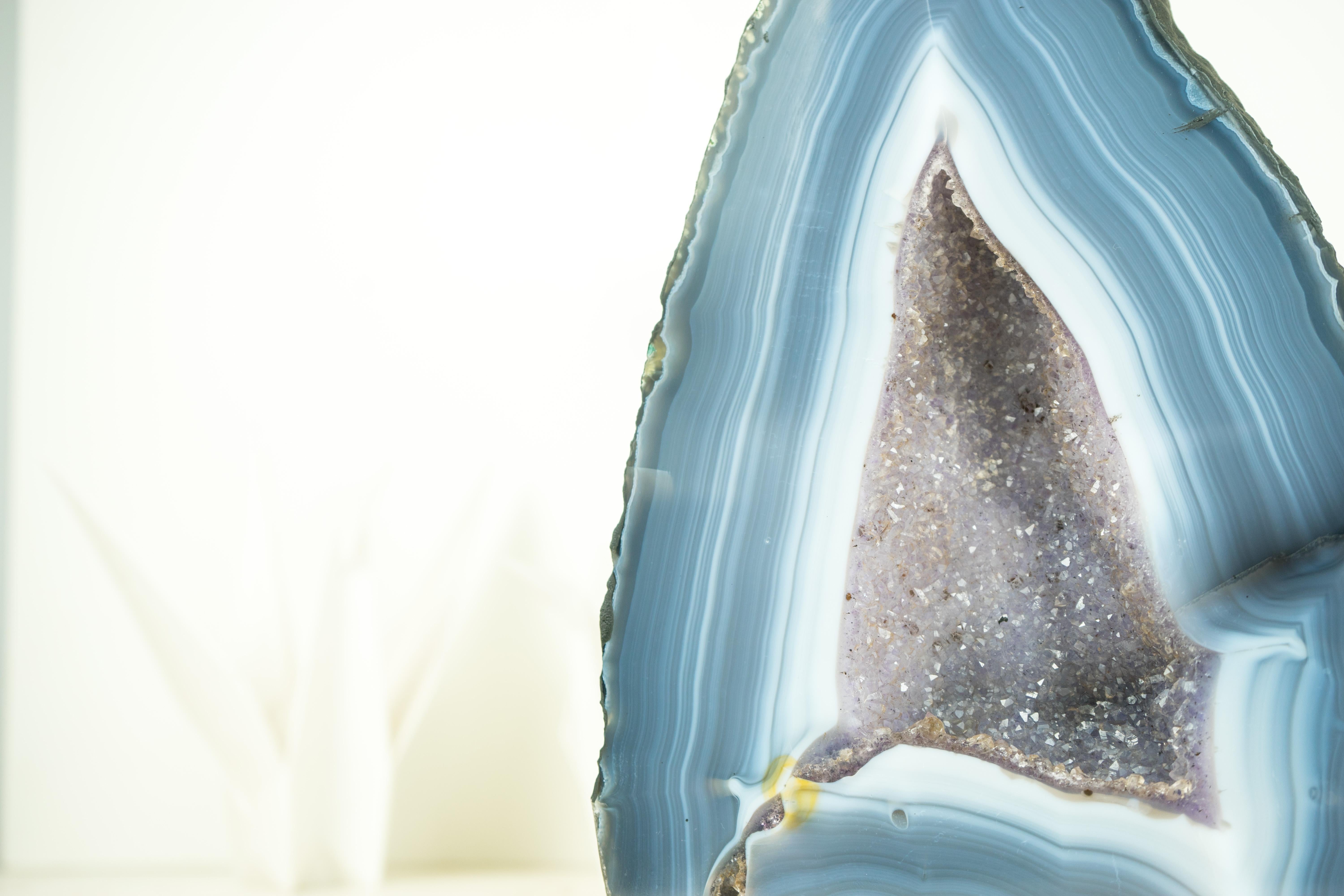 Geode di agata a strisce bianche e blu con cristallo Druzy, un'opera d'arte geologica in vendita 4