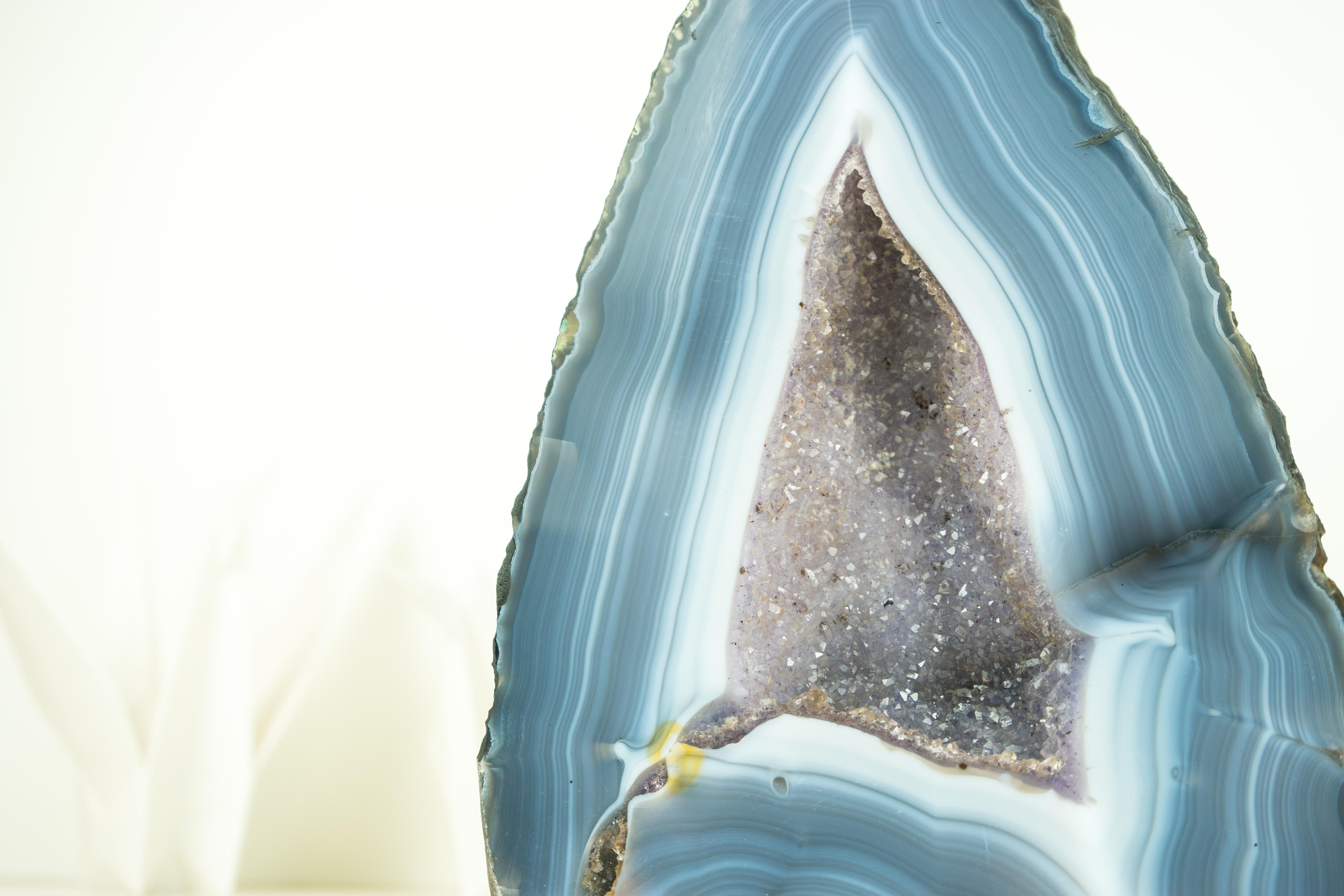 Geode di agata a strisce bianche e blu con cristallo Druzy, un'opera d'arte geologica in vendita 5