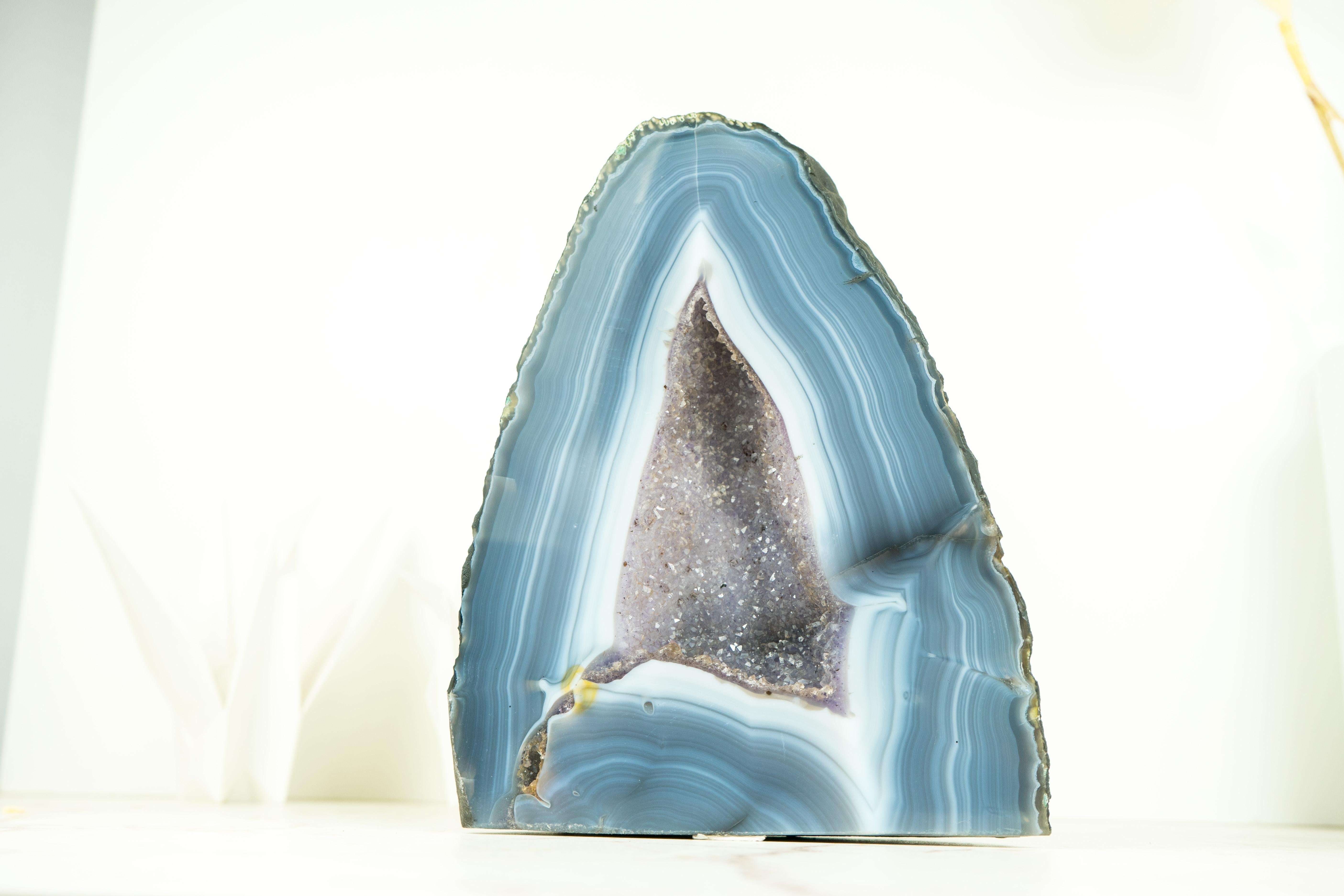 Geode di agata a strisce bianche e blu con cristallo Druzy, un'opera d'arte geologica in vendita 6