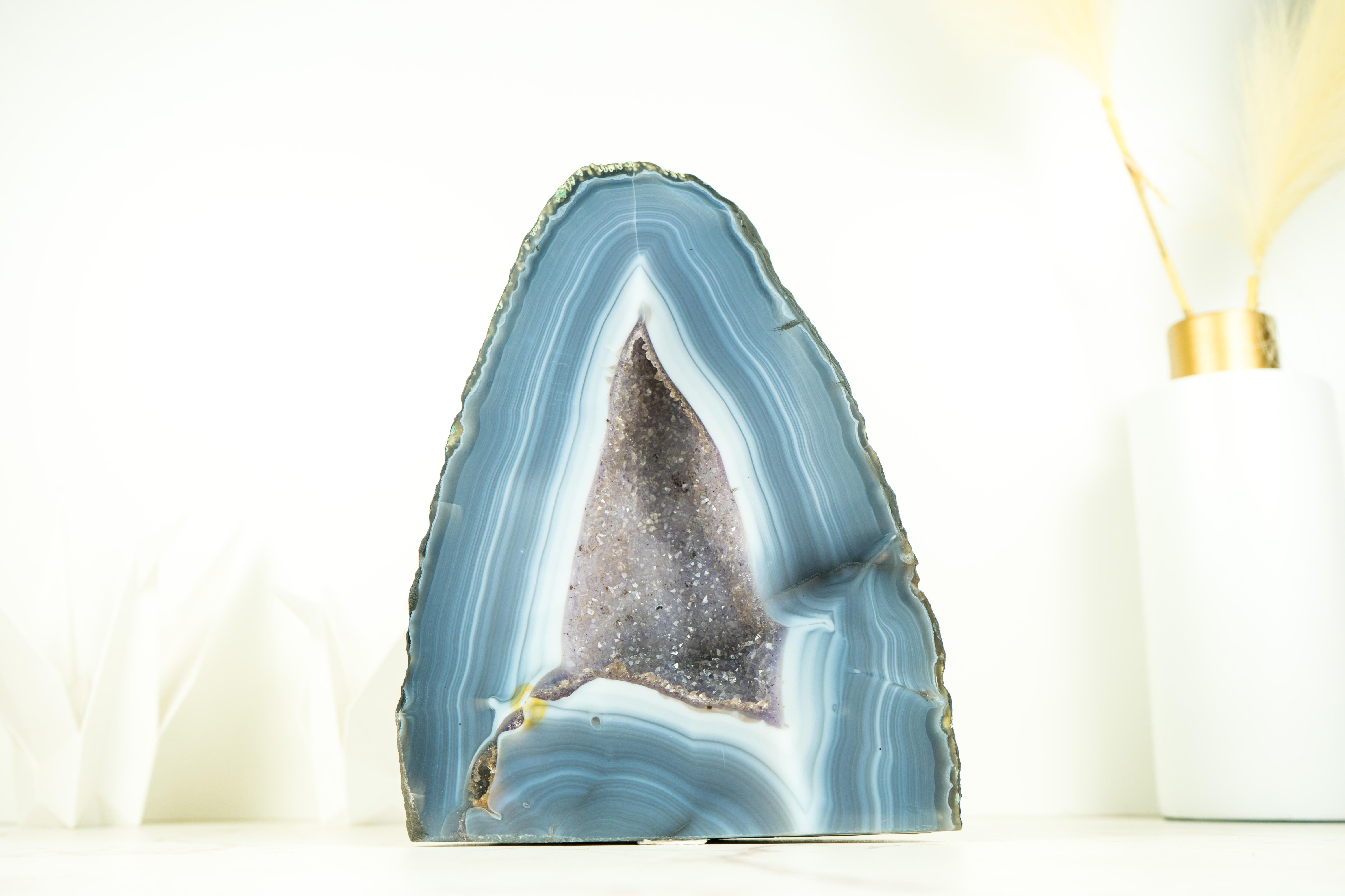 Raro geode di agata a strisce bianche e blu, con lacci perfetti e intatti

▫️ Descrizione

Un bellissimo geode di agata che mostra i rari lacci di agata blu e bianchi che si sono formati in un motivo a strisce. Questo raro esemplare è un'opera