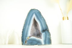Geode di agata a strisce bianche e blu con cristallo Druzy, un'opera d'arte geologica