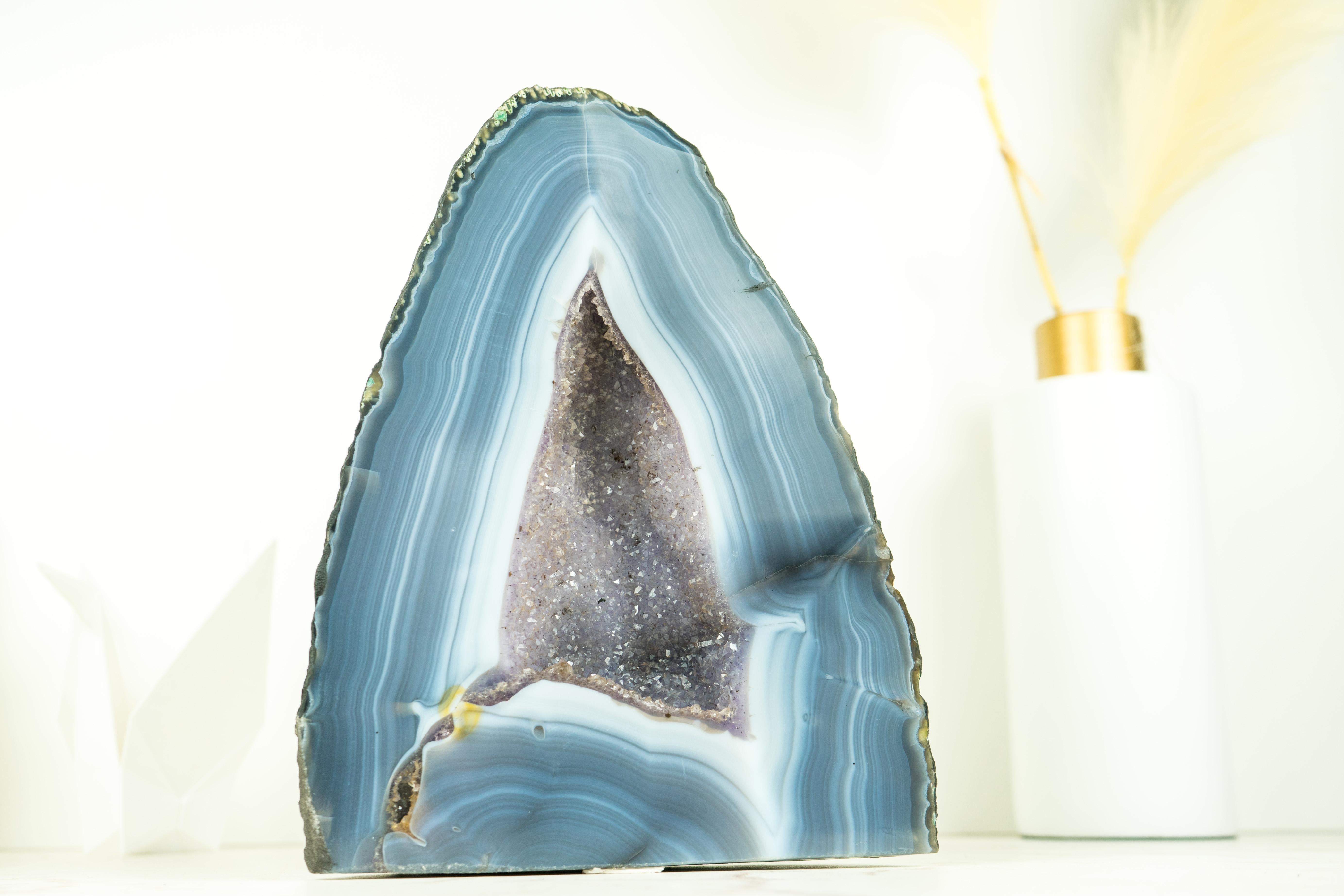 Brasiliano Geode di agata a strisce bianche e blu con cristallo Druzy, un'opera d'arte geologica in vendita