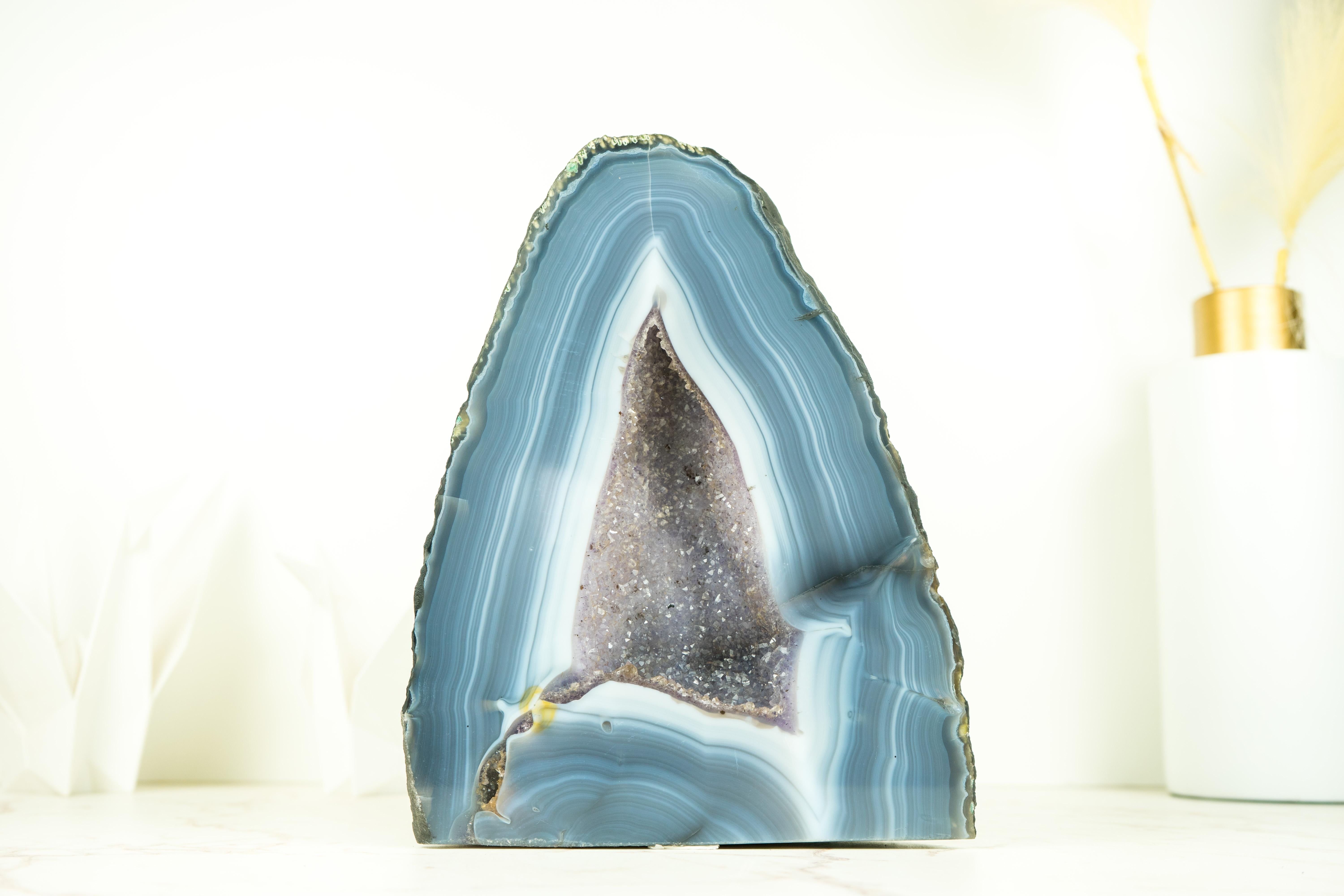 Geode di agata a strisce bianche e blu con cristallo Druzy, un'opera d'arte geologica In condizioni Nuovo in vendita a Ametista Do Sul, BR