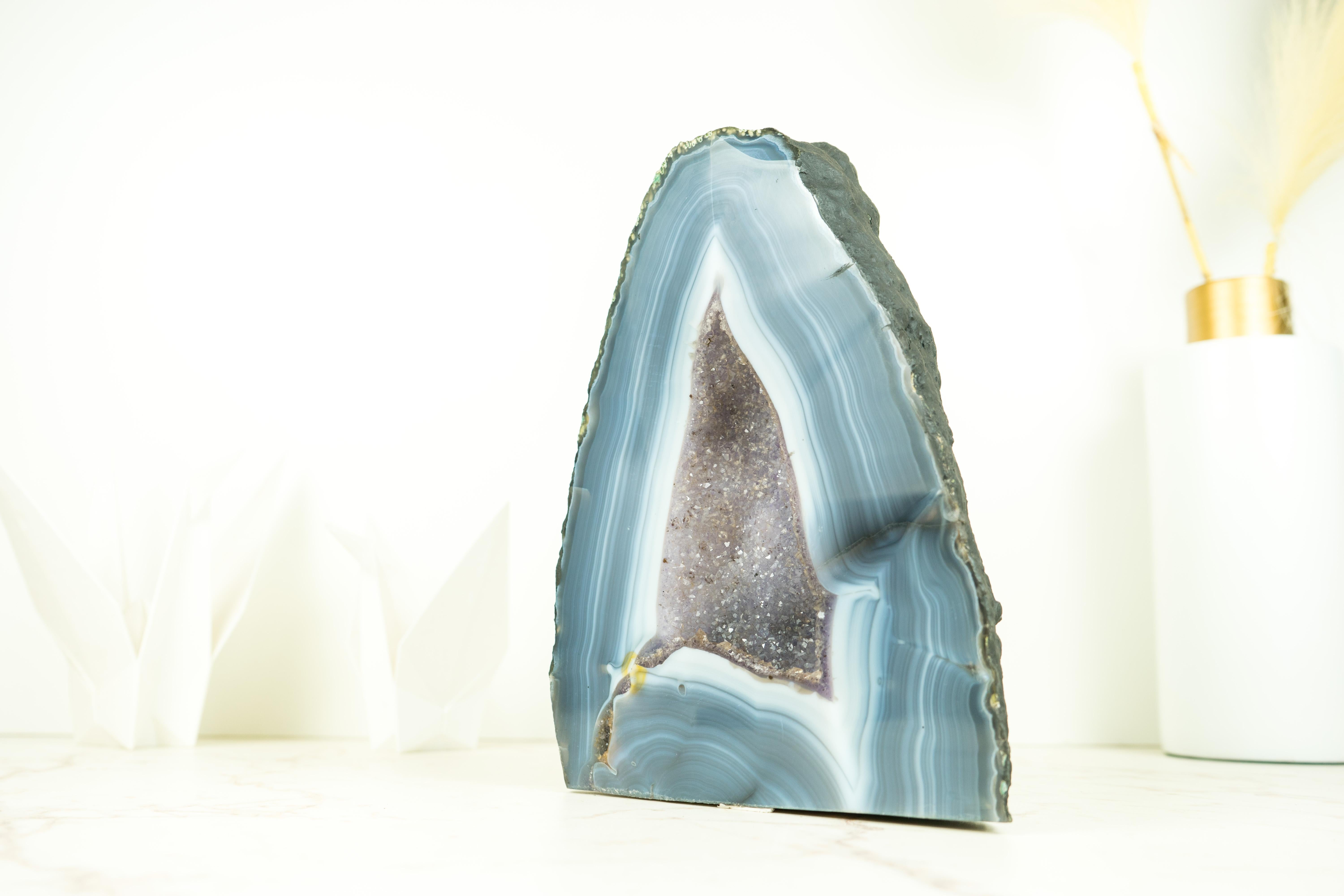 XXI secolo e contemporaneo Geode di agata a strisce bianche e blu con cristallo Druzy, un'opera d'arte geologica in vendita