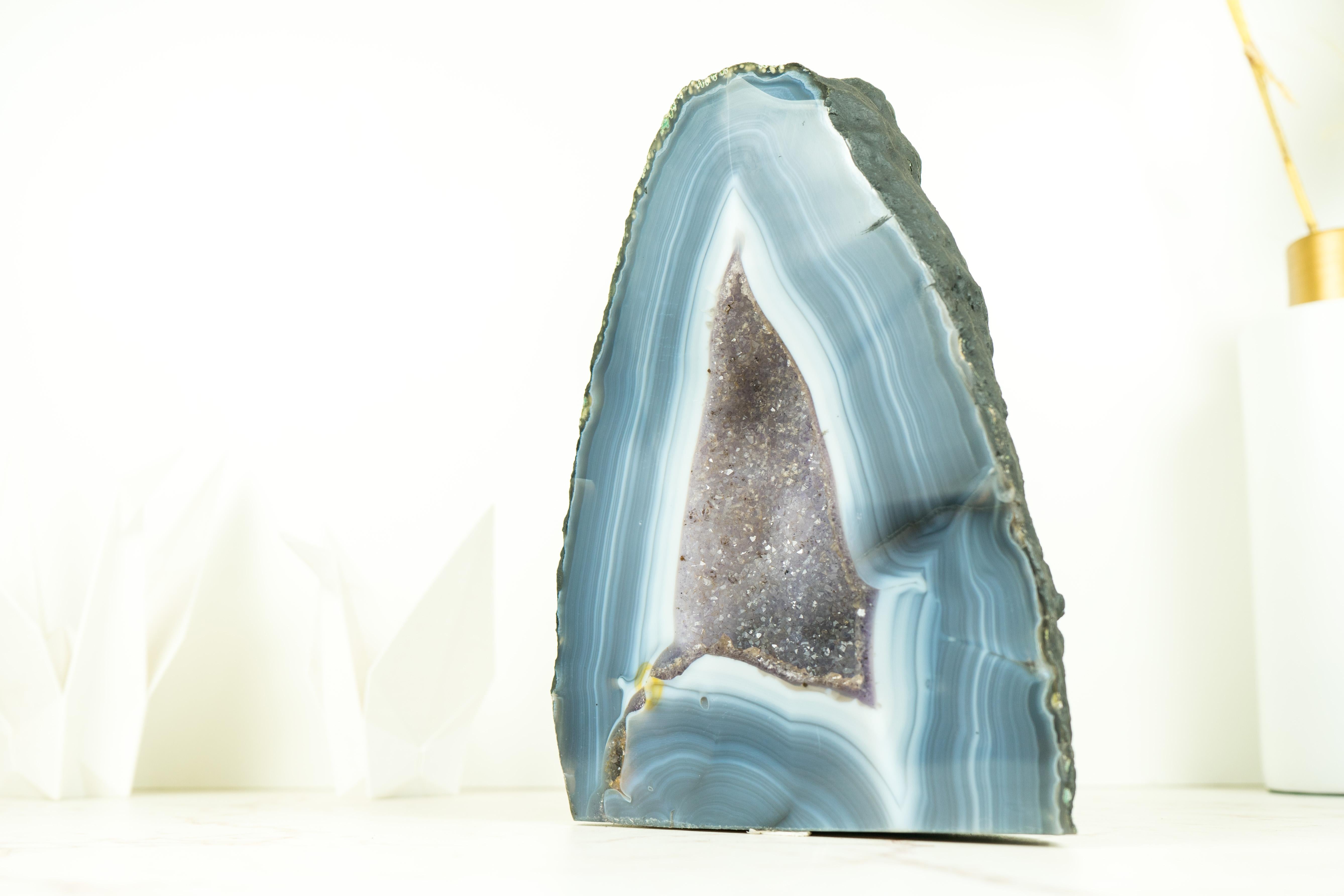 Geode di agata a strisce bianche e blu con cristallo Druzy, un'opera d'arte geologica in vendita 1