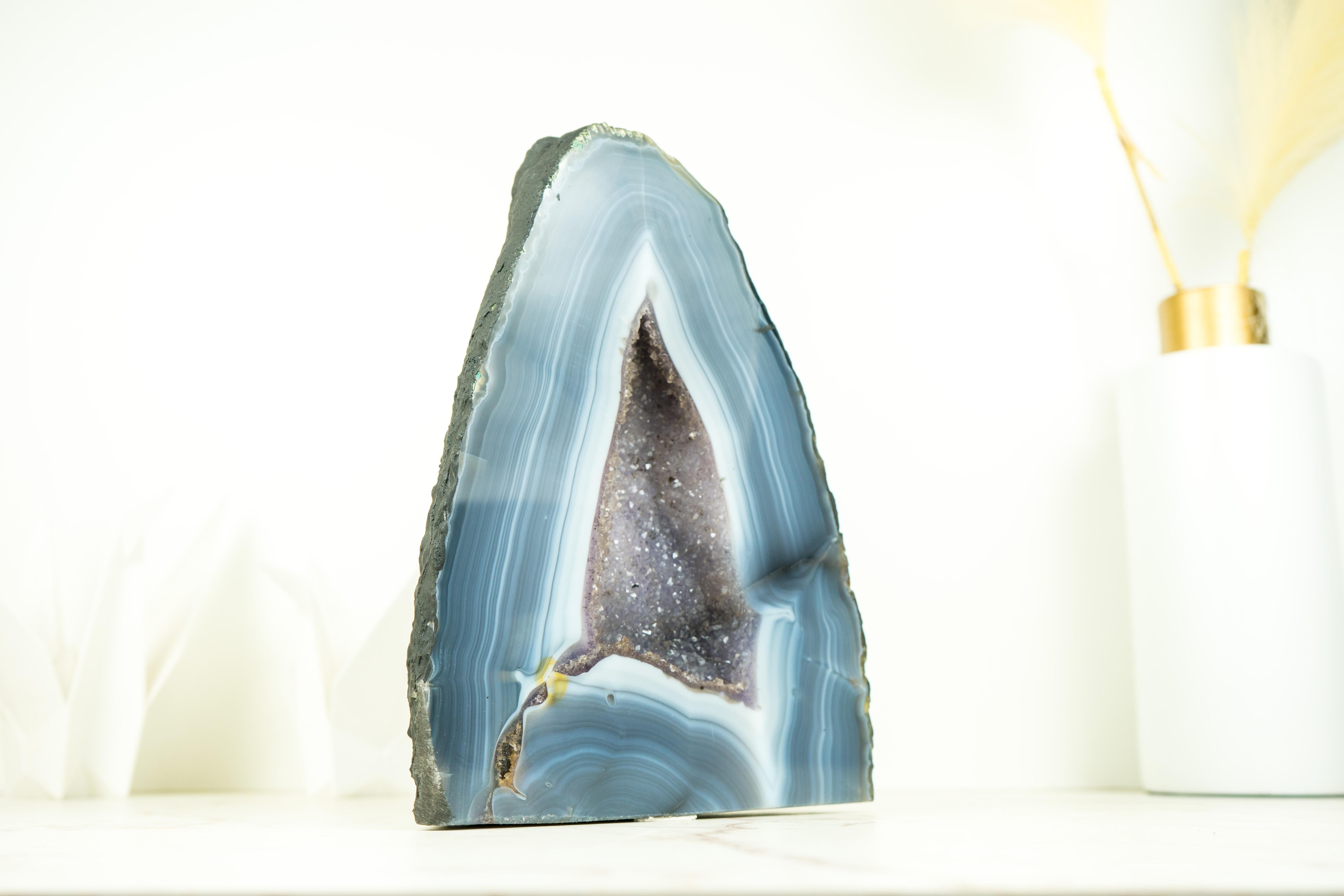 Geode di agata a strisce bianche e blu con cristallo Druzy, un'opera d'arte geologica in vendita 2
