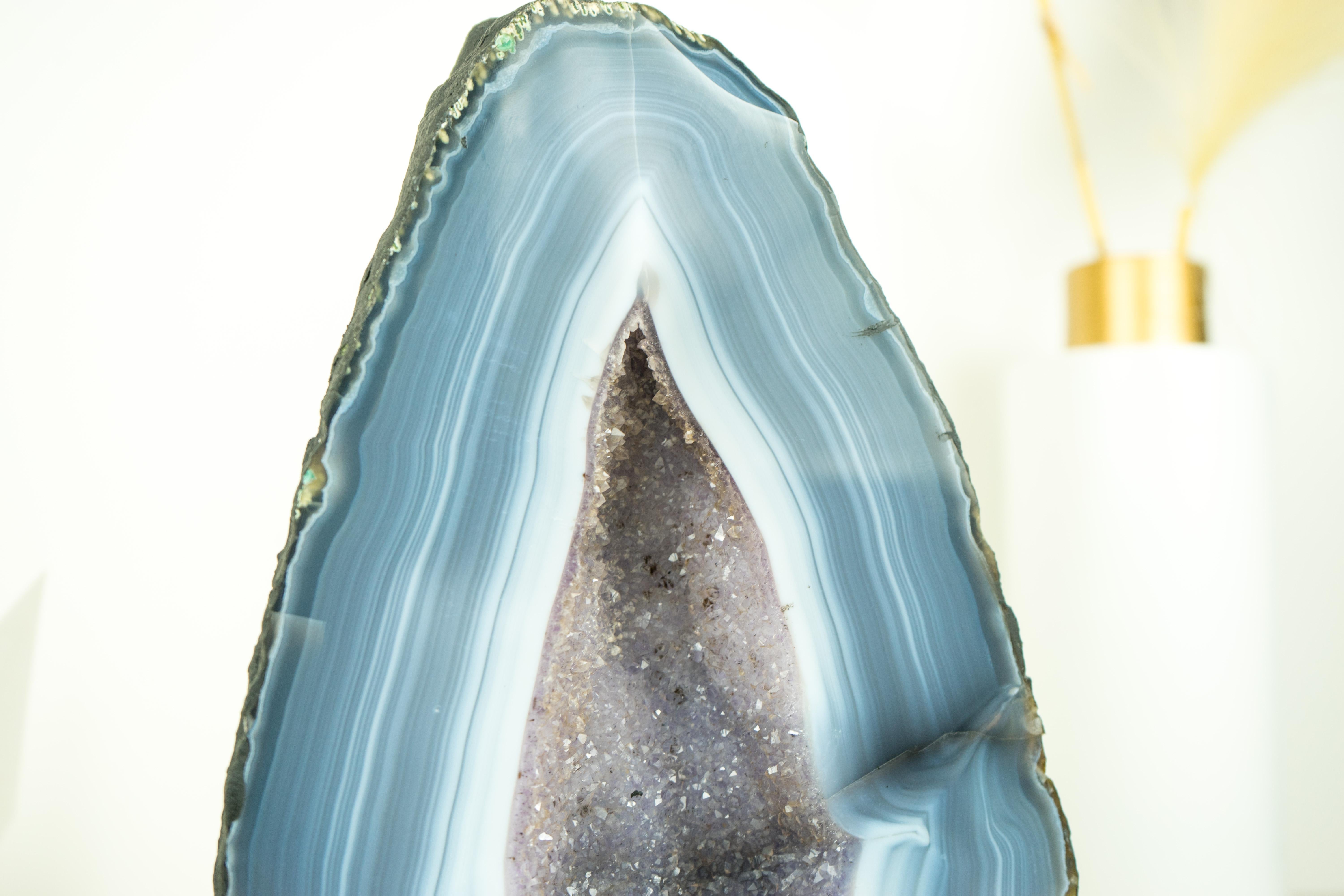 Geode di agata a strisce bianche e blu con cristallo Druzy, un'opera d'arte geologica in vendita 3