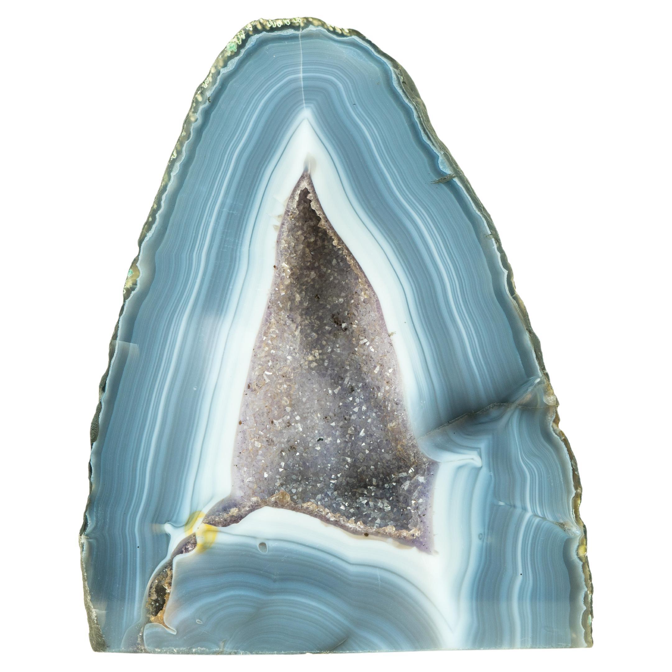 Geode di agata a strisce bianche e blu con cristallo Druzy, un'opera d'arte geologica