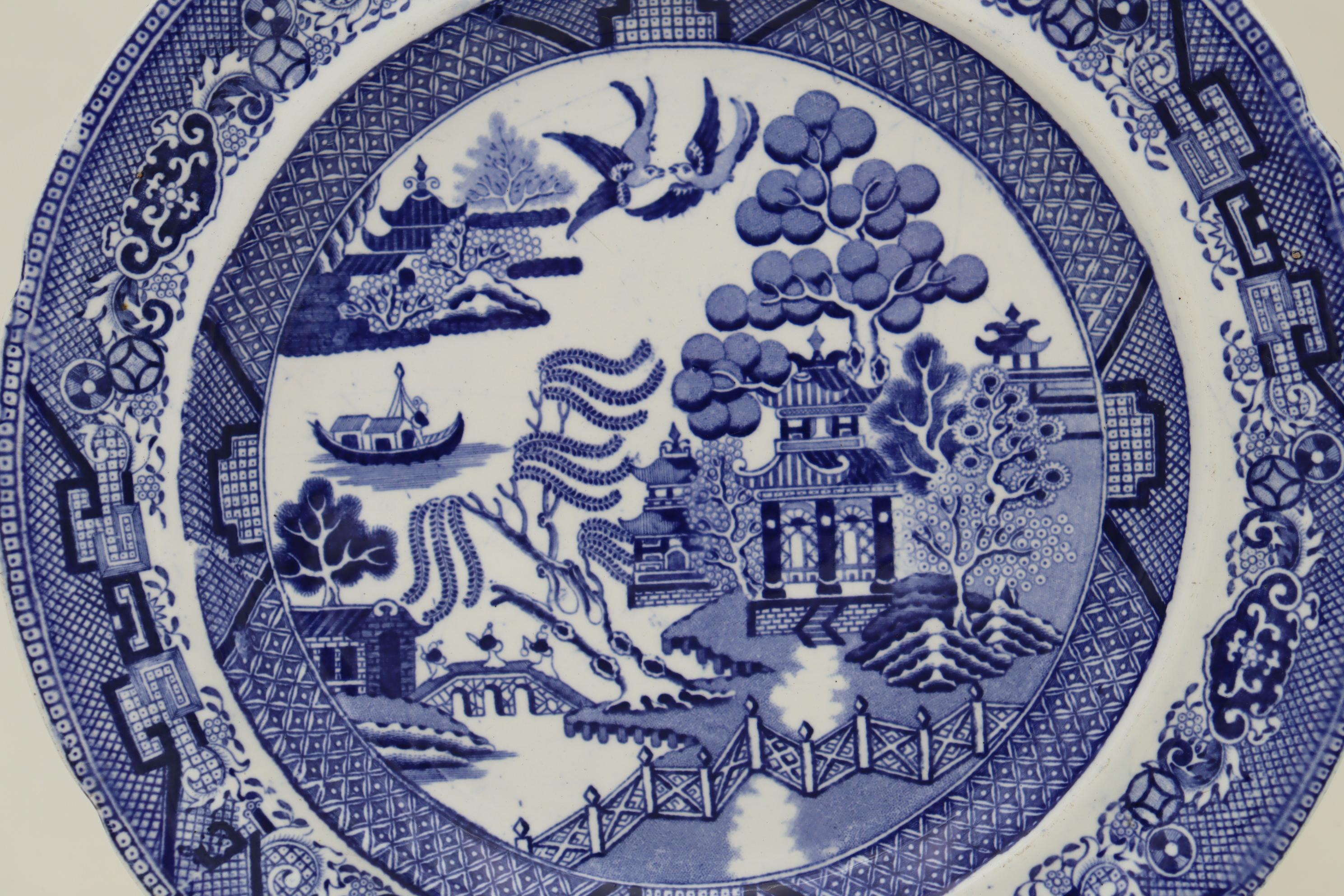 Cette assiette en faïence bleue et blanche de Swansea est décorée de leur motif standard Willow imprimé par transfert. Il est en très bon état, mais présente quelques taches sur le motif par endroits, principalement sur la bordure. Il mesure 262 mm