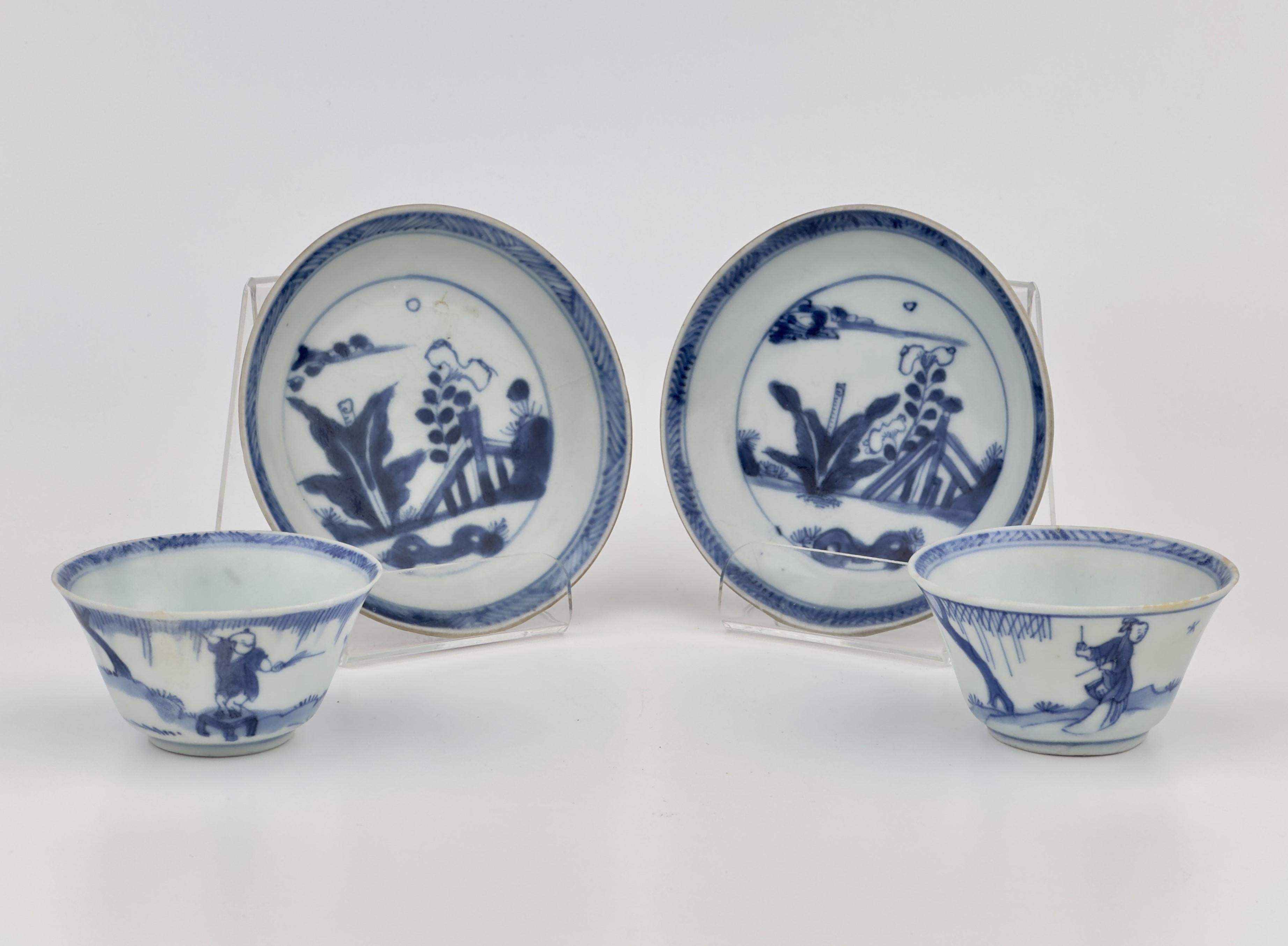 L'ensemble de soucoupes représente des jardins botaniques, des motifs riches en symbolisme dans la culture de l'Asie de l'Est. Chaque tasse à thé représente des scènes, des personnages et des situations richement illustrés à l'intérieur de la petite