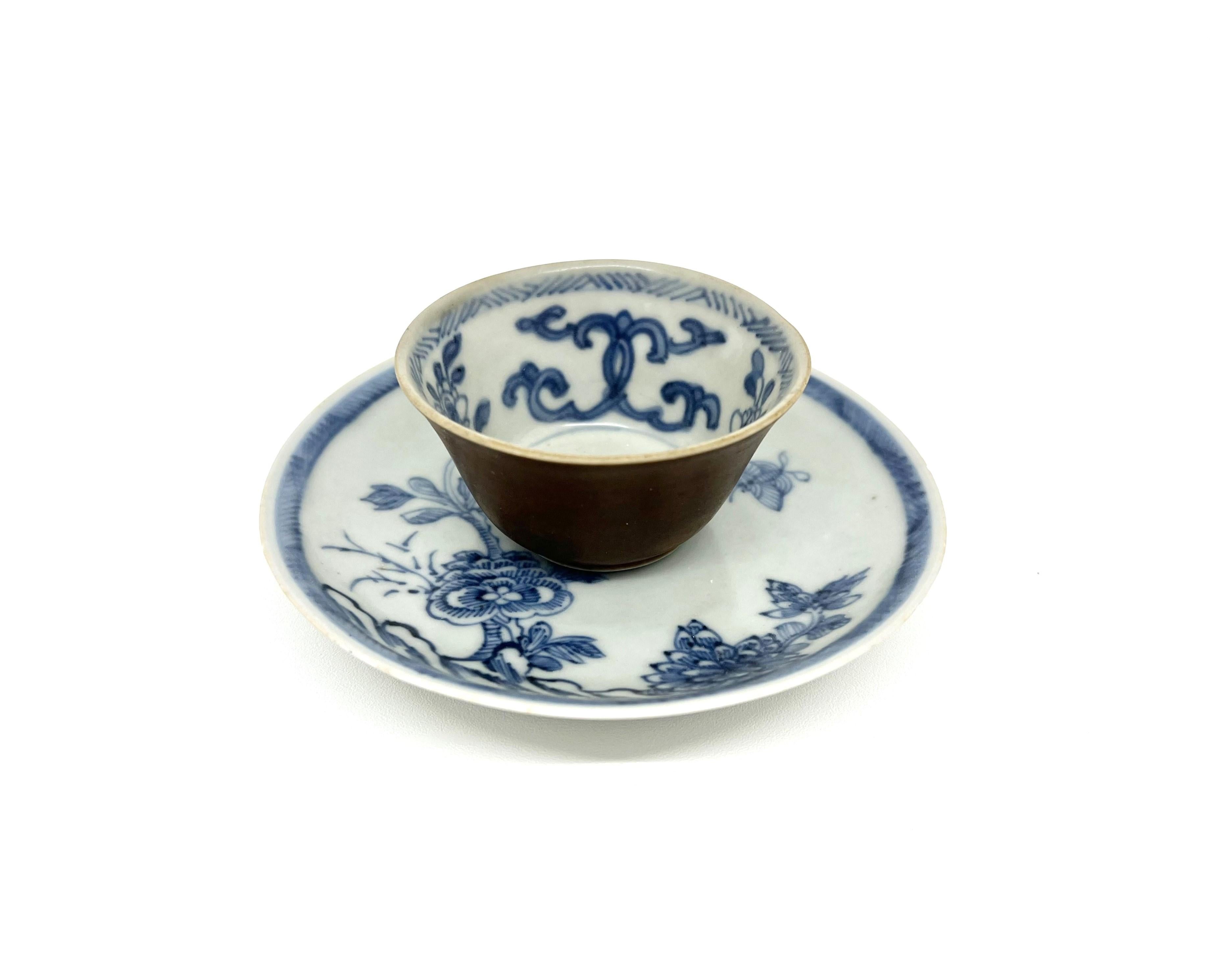 Set da tè decorato con bellissimi motivi floreali (piattino) e orientali (ciotola da tè)

Periodo: Dinastia Qing, periodo Yongzheng
Data di produzione : C 1725
Prodotto in : Jingdezhen
Destinazione: Olanda
Trovato/Acquisito : Southeast Asia, Mar