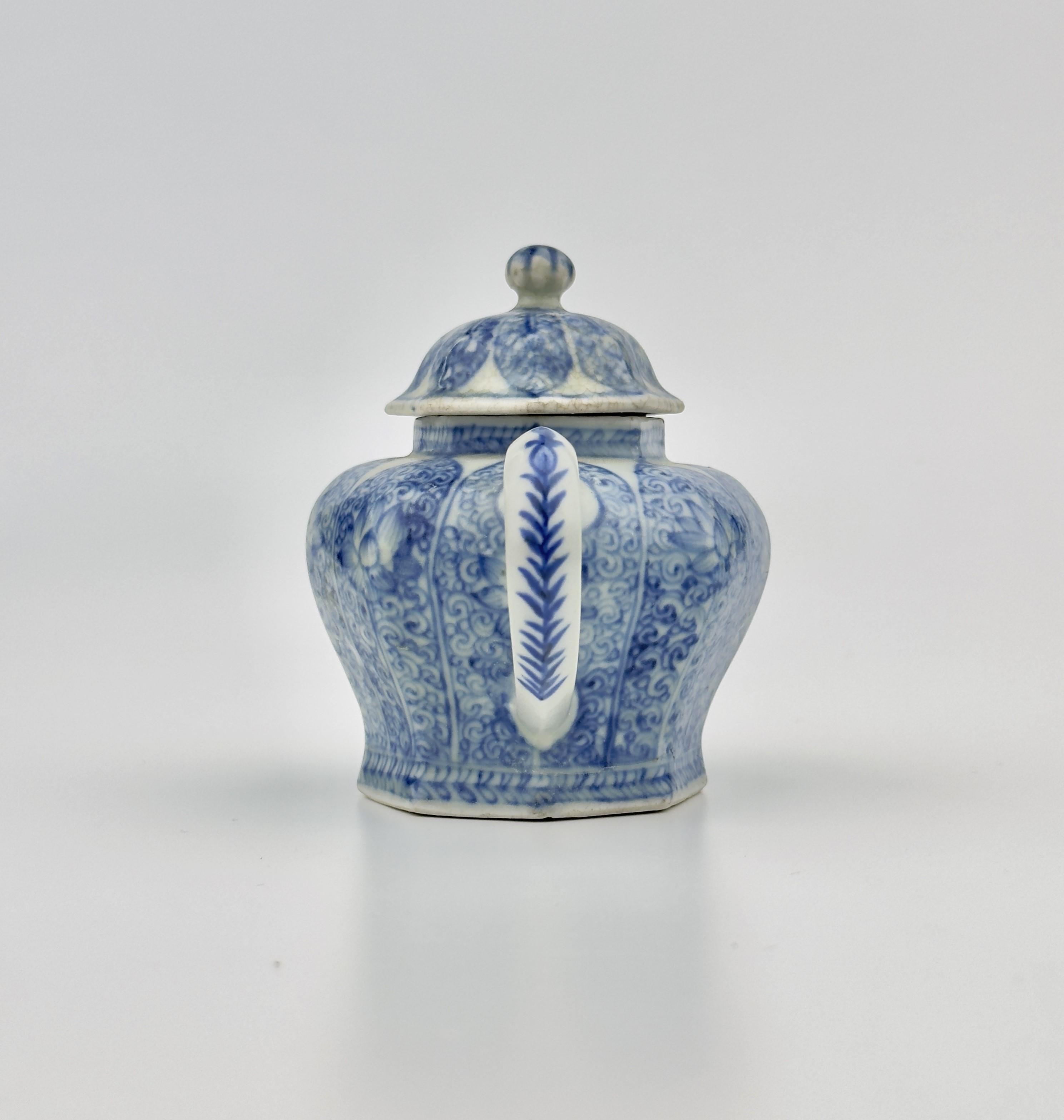 Diese Teekanne ist aufwändig mit Blumen-, Blatt- und Schneckenmustern verziert.

Zeitraum : Qing-Dynastie, Yongzheng-Periode
Herstellungsdatum : C 1725
Hergestellt in: Jingdezhen
Reiseziel : Niederlande
Gefunden/Erworben: Südostasien,