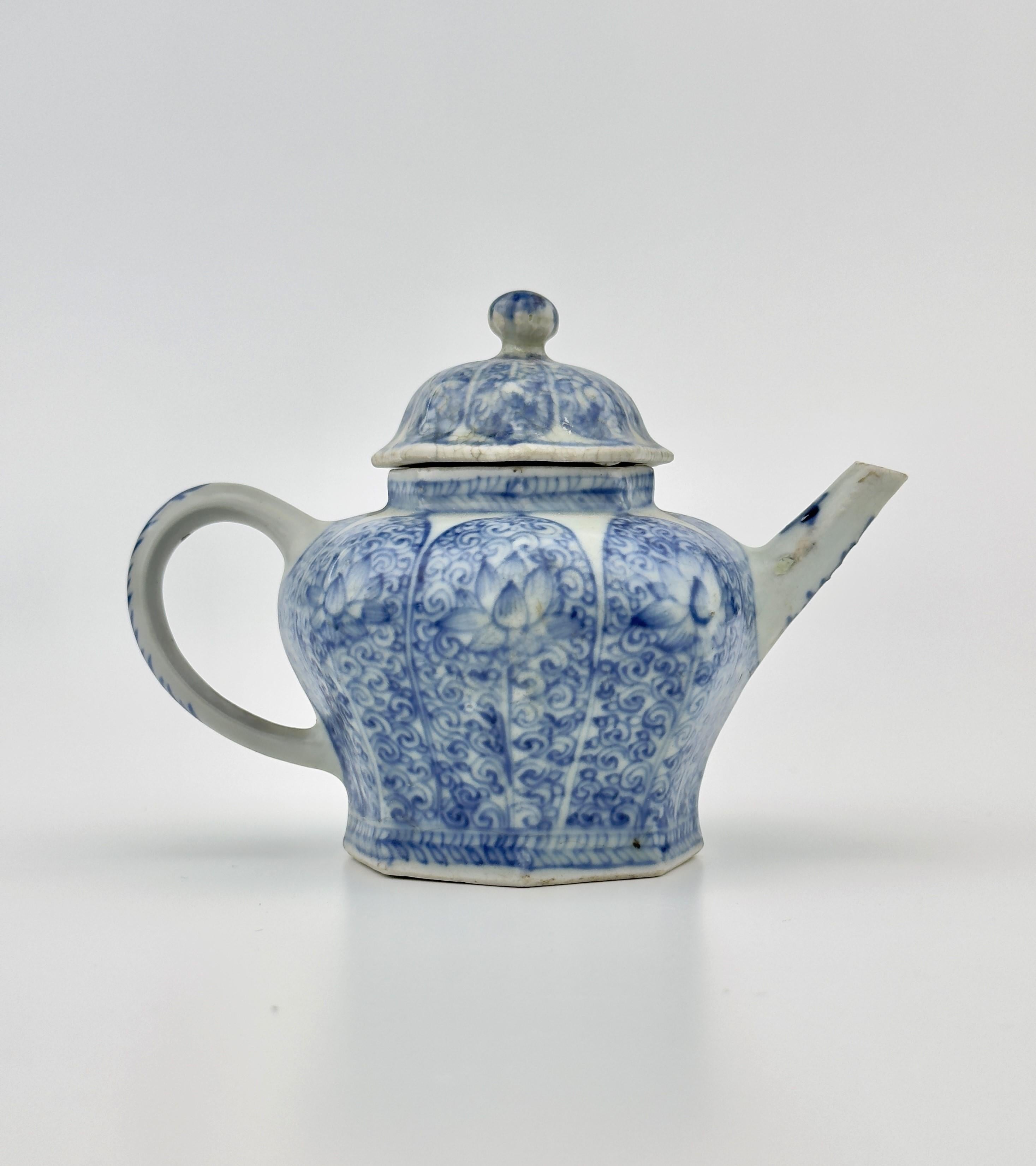 Chinese Export Blue and White Teapot Circa 1725, Qing Dynasty, Yongzheng Reign For Sale