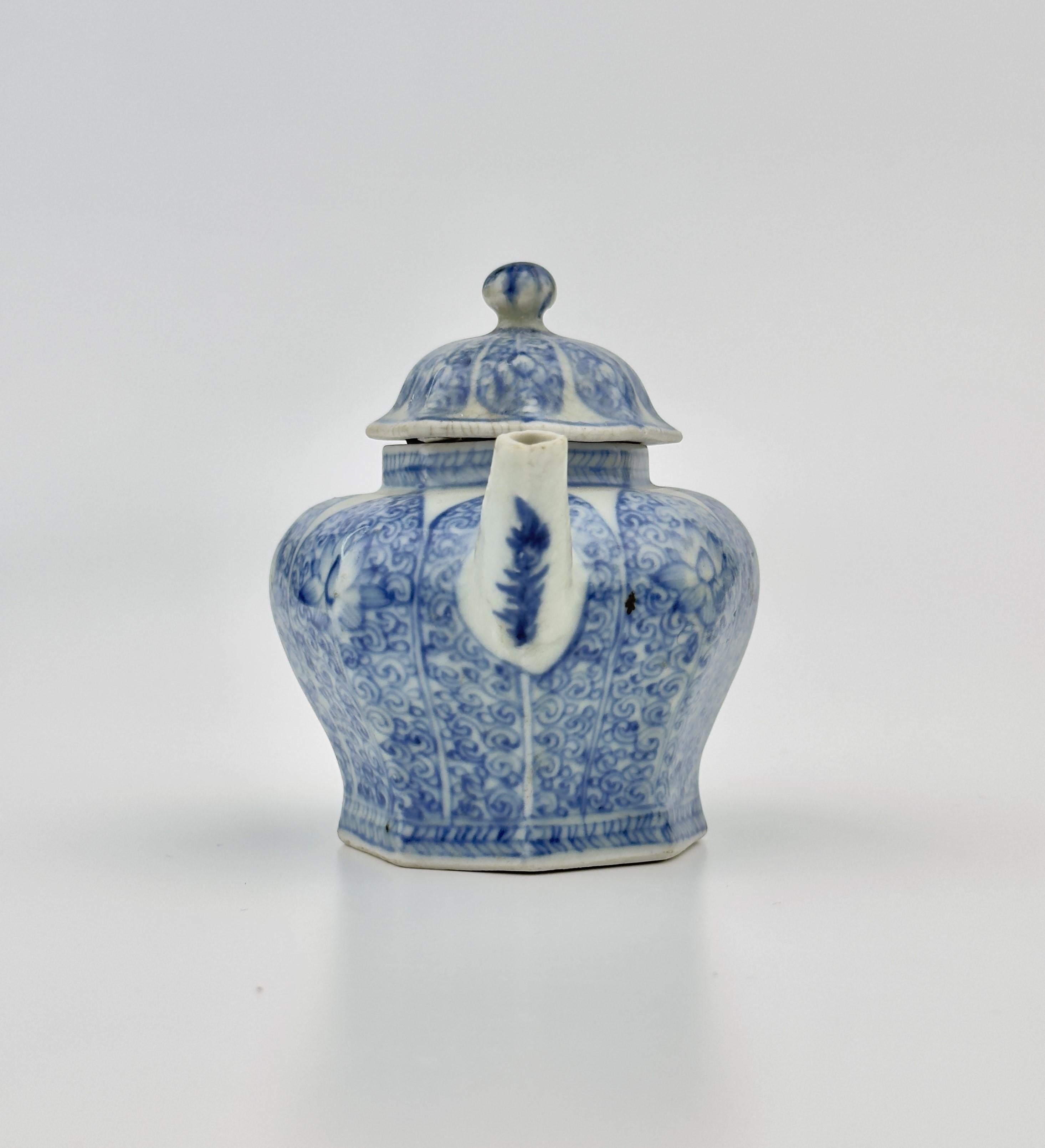 Chinese Blue and White Teapot Circa 1725, Qing Dynasty, Yongzheng Reign For Sale