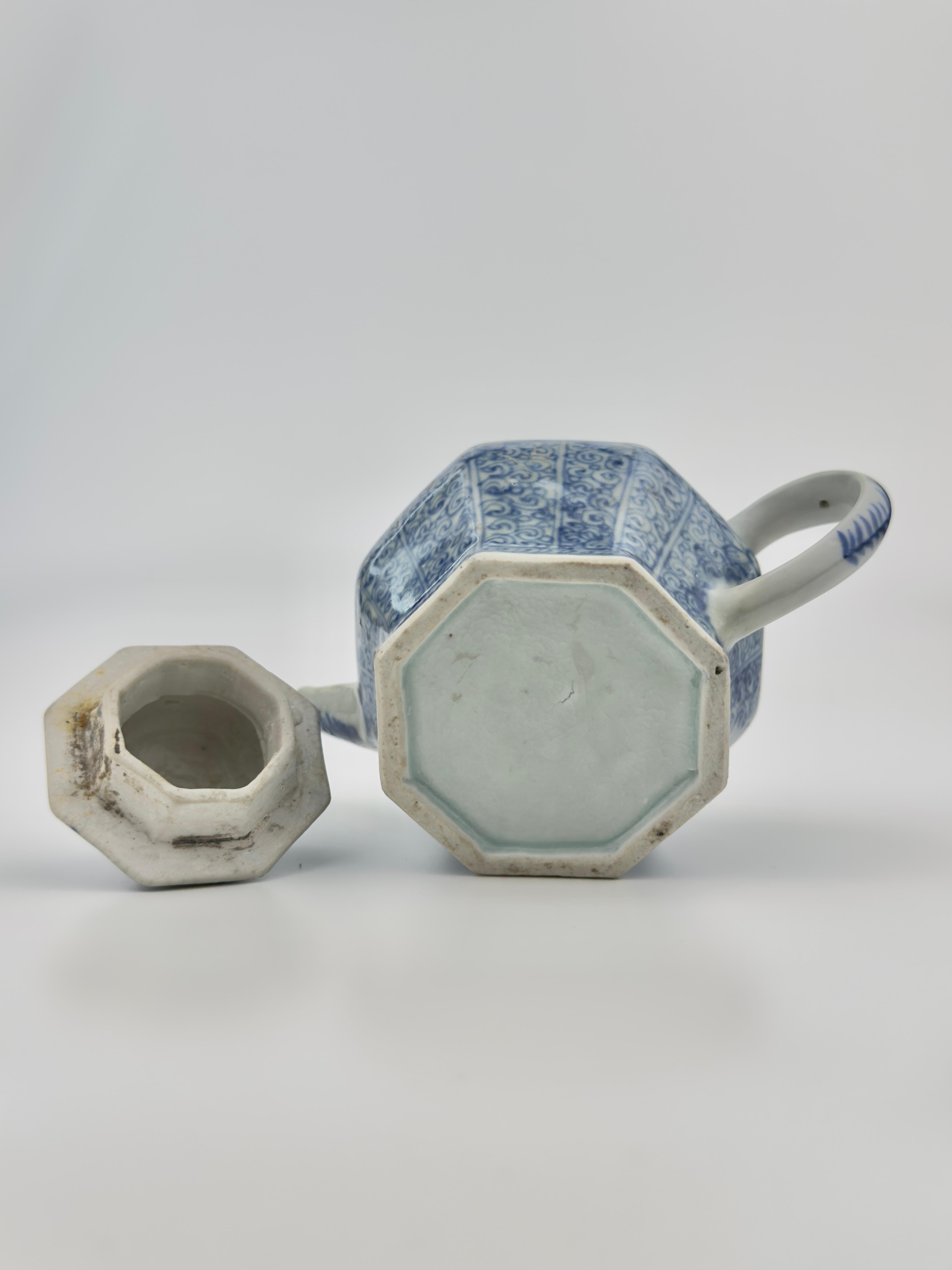 Blau-weiße Teekanne CIRCA 1725, Qing Dynasty, Yongzheng Reign im Zustand „Gut“ im Angebot in seoul, KR