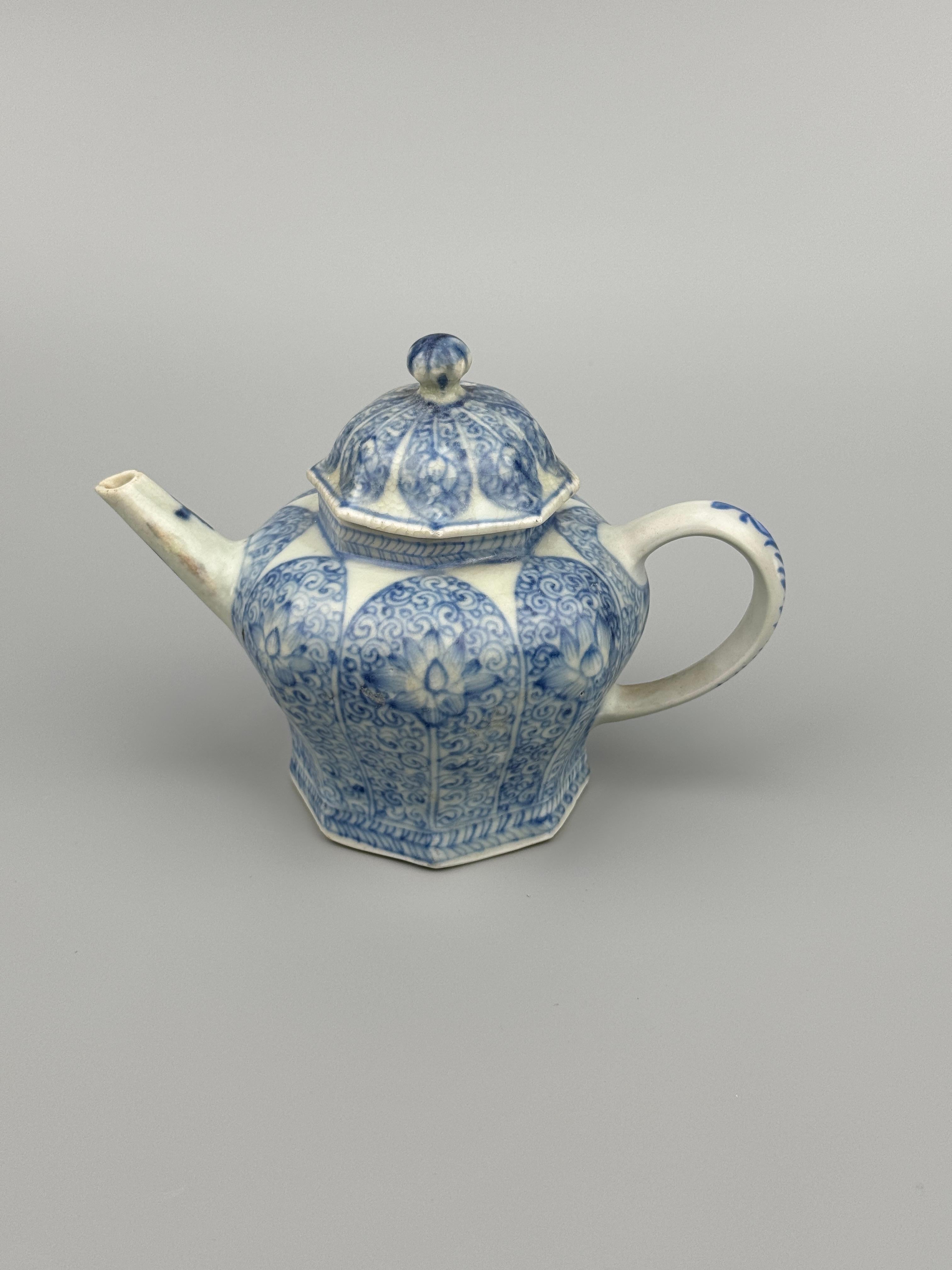 Blau-weiße Teekanne CIRCA 1725, Qing Dynasty, Yongzheng Reign (Frühes 18. Jahrhundert) im Angebot
