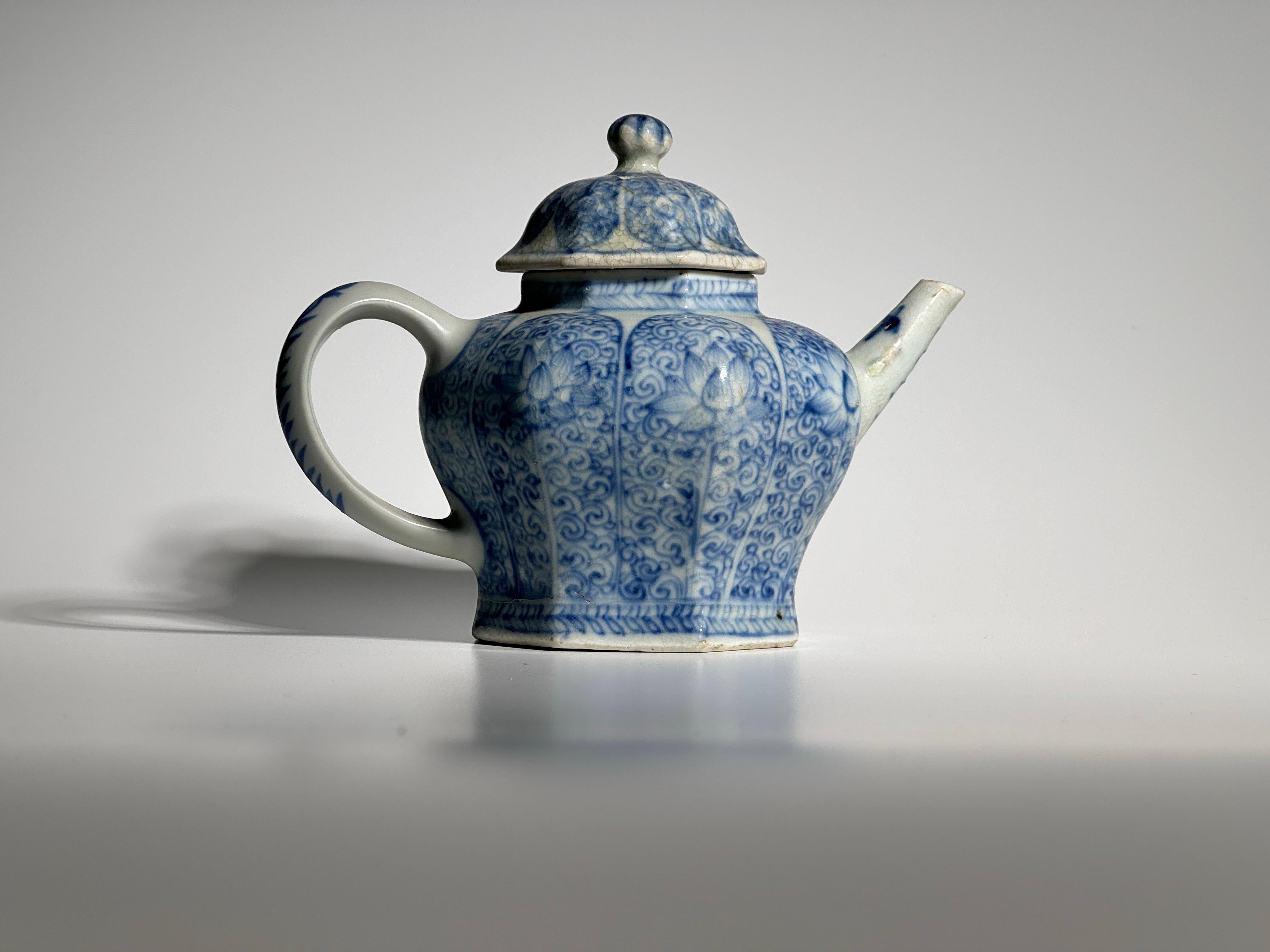 Blau-weiße Teekanne CIRCA 1725, Qing Dynasty, Yongzheng Reign (Keramik) im Angebot