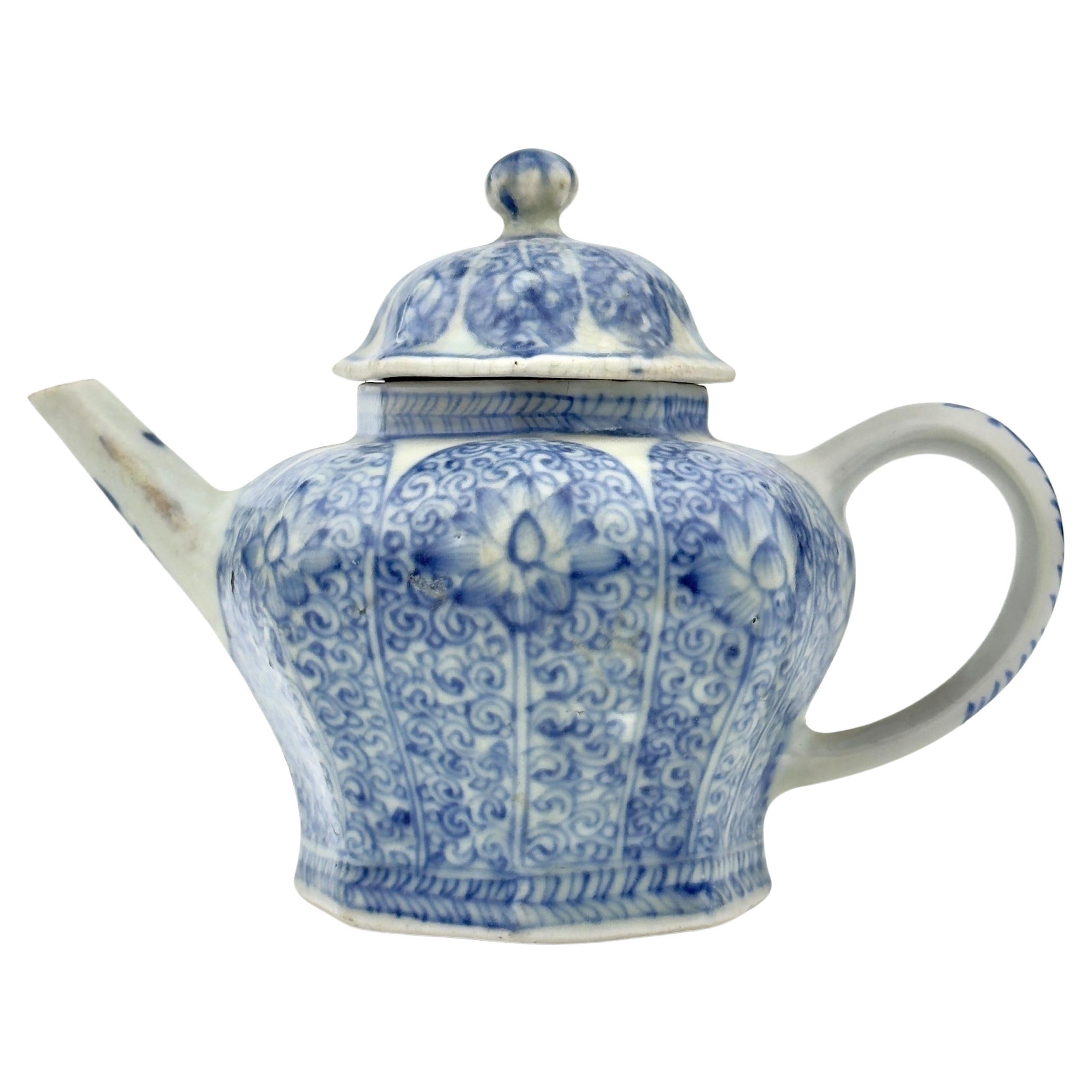 Blau-weiße Teekanne CIRCA 1725, Qing Dynasty, Yongzheng Reign im Angebot