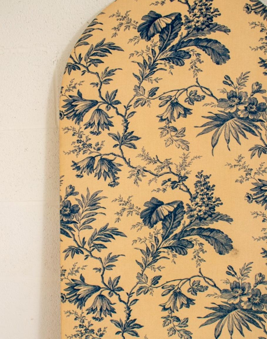 Blue and White Toile de Jouy Upholstered Screen In Good Condition For Sale In New York, NY