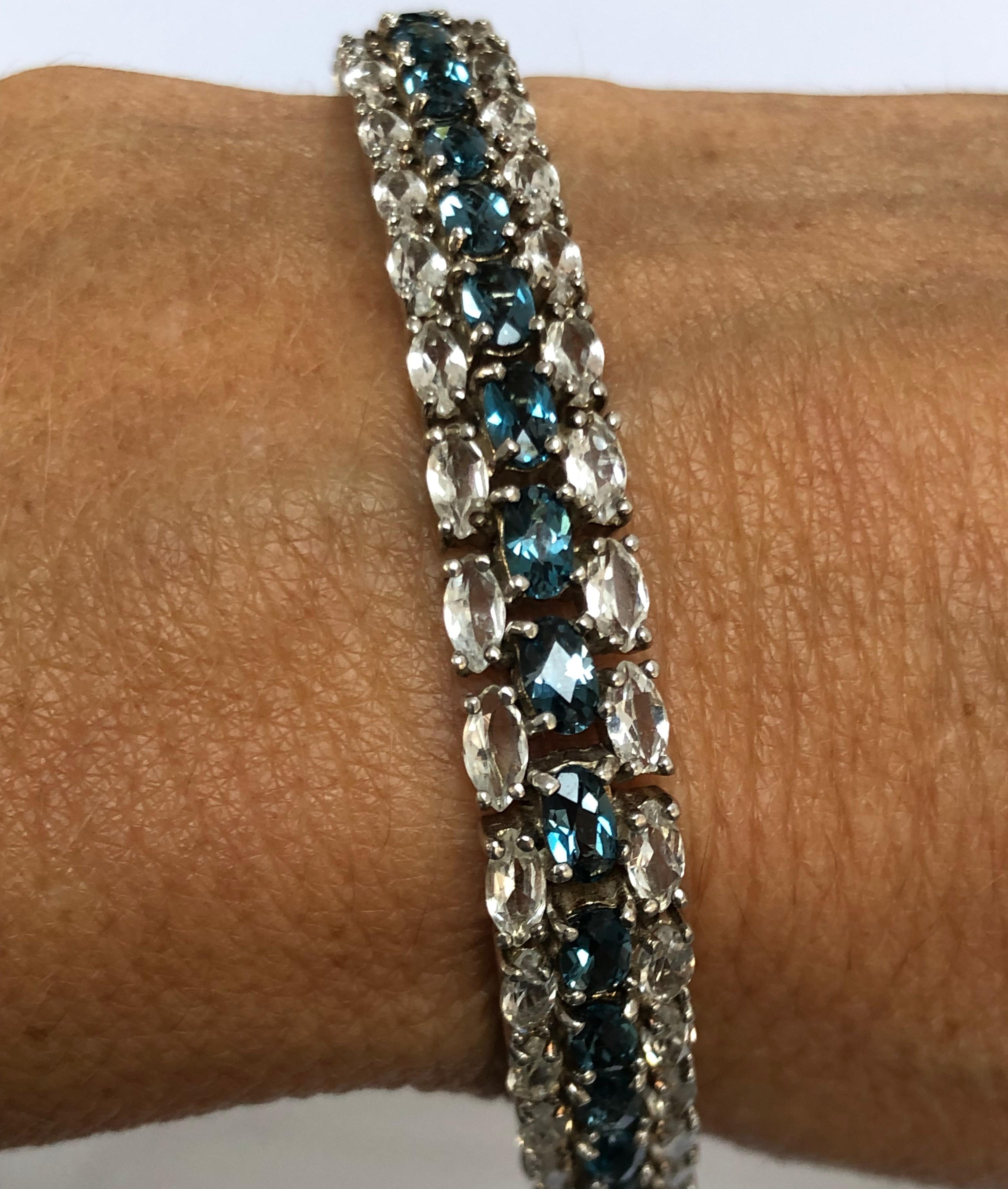 Bracelet extra long en sterling avec topaze bleue et blanche en vente 1