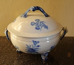 Zuppiera blu e bianca della ditta svedese Rörstrand