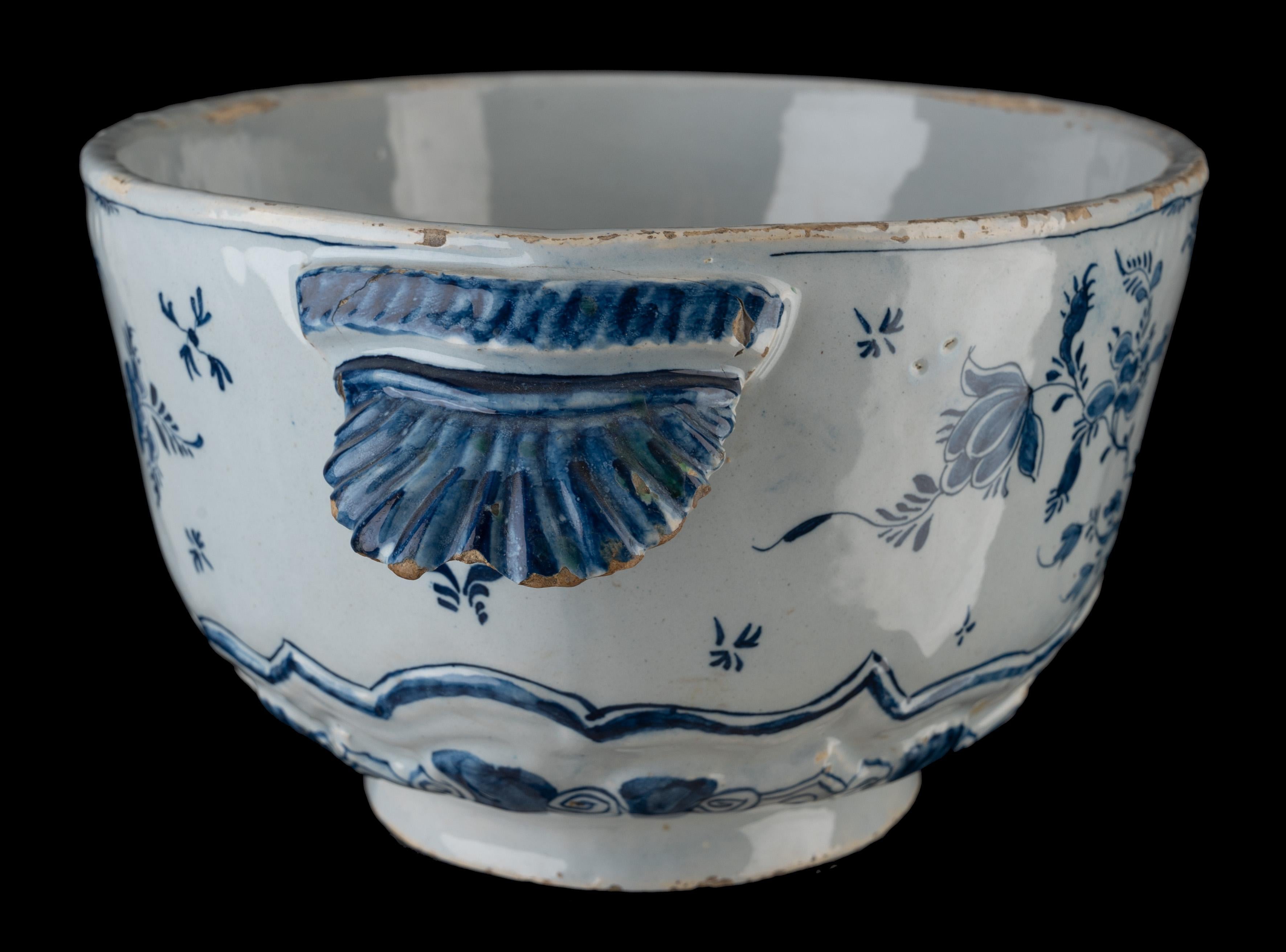 Blue and white tureen with flowers Delft, 1761-1777 The Three Porcelain Bottles  For Sale 3