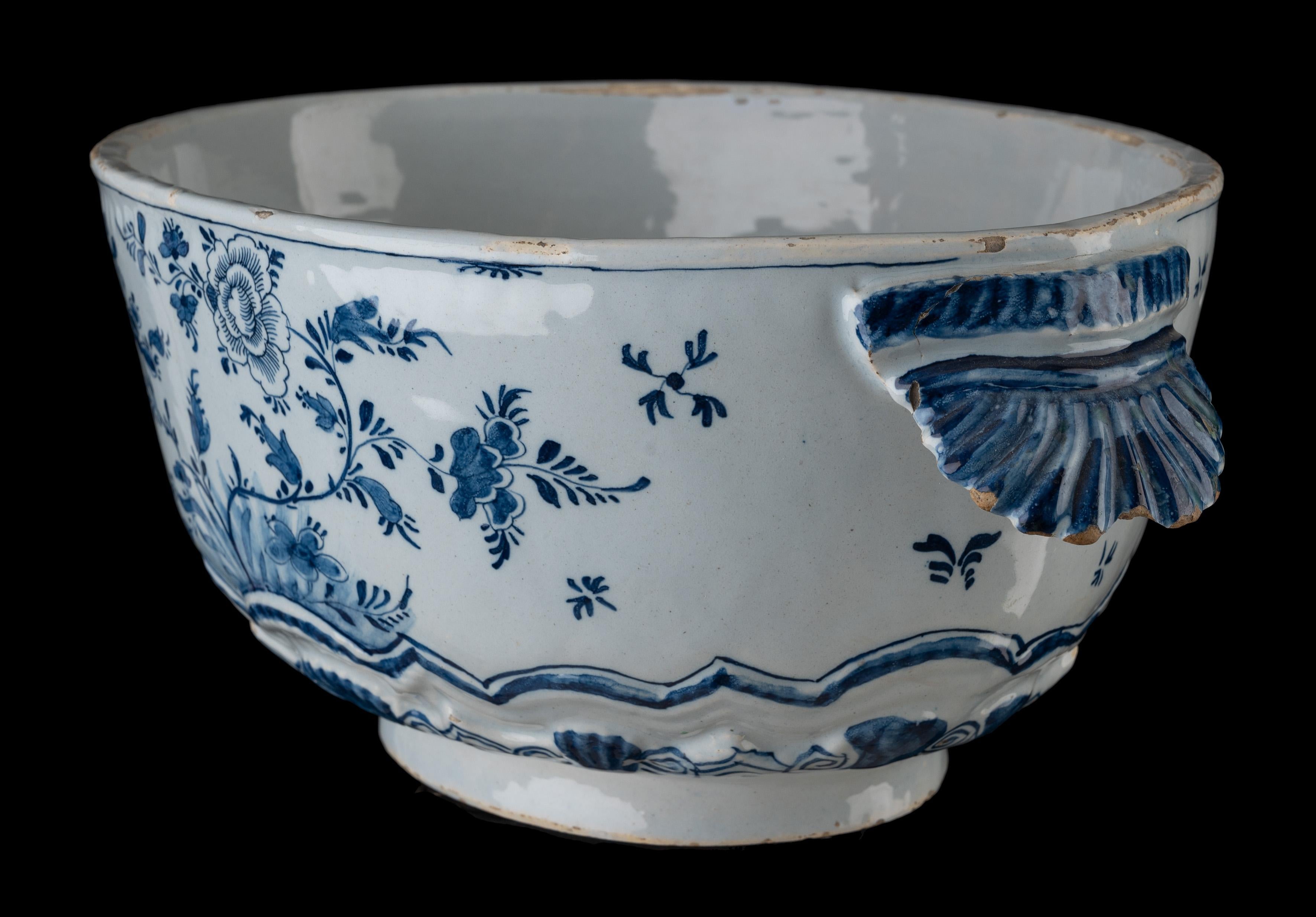 Blue and white tureen with flowers Delft, 1761-1777 The Three Porcelain Bottles  For Sale 4