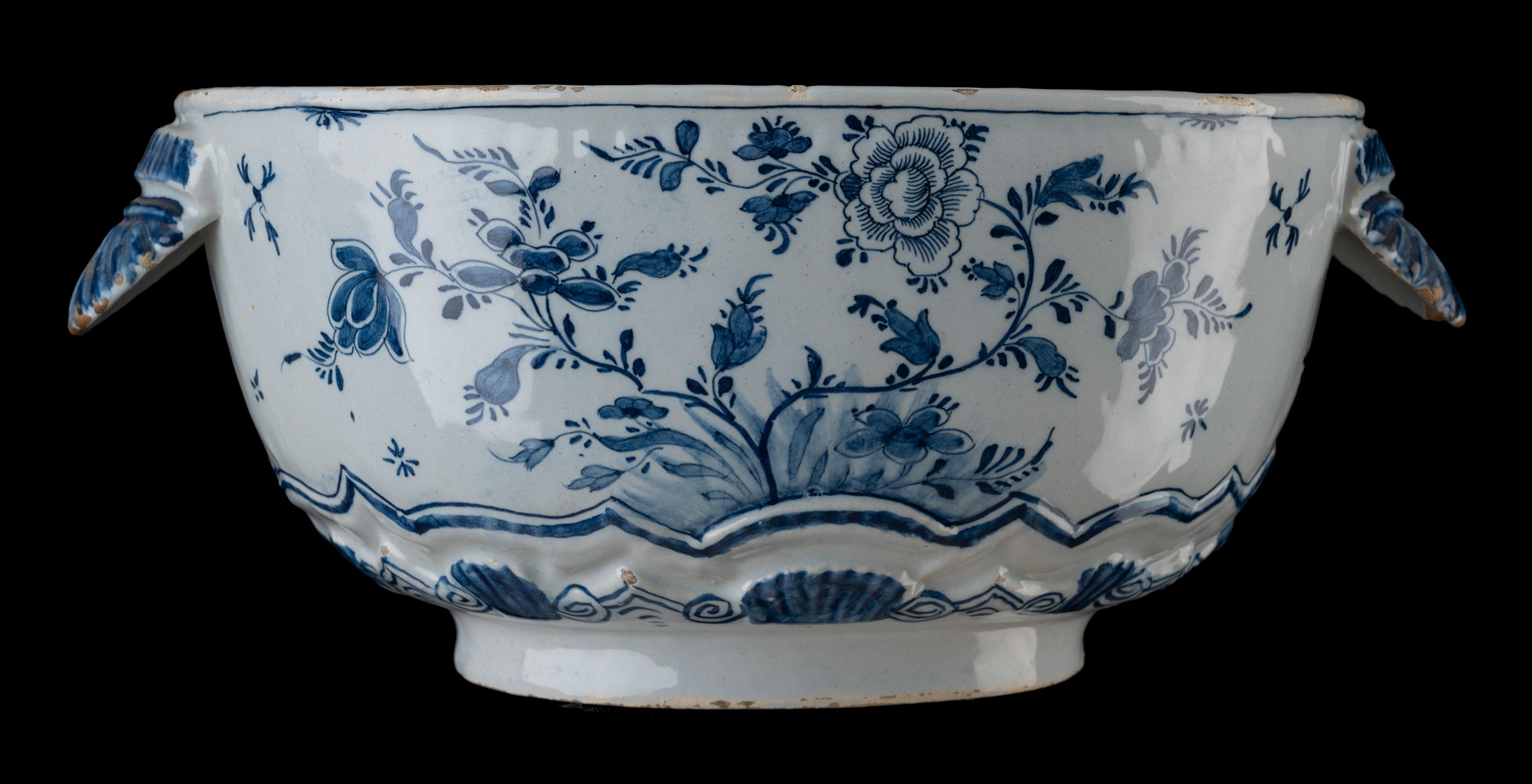 Blue and white tureen with flowers Delft, 1761-1777 The Three Porcelain Bottles  For Sale 5