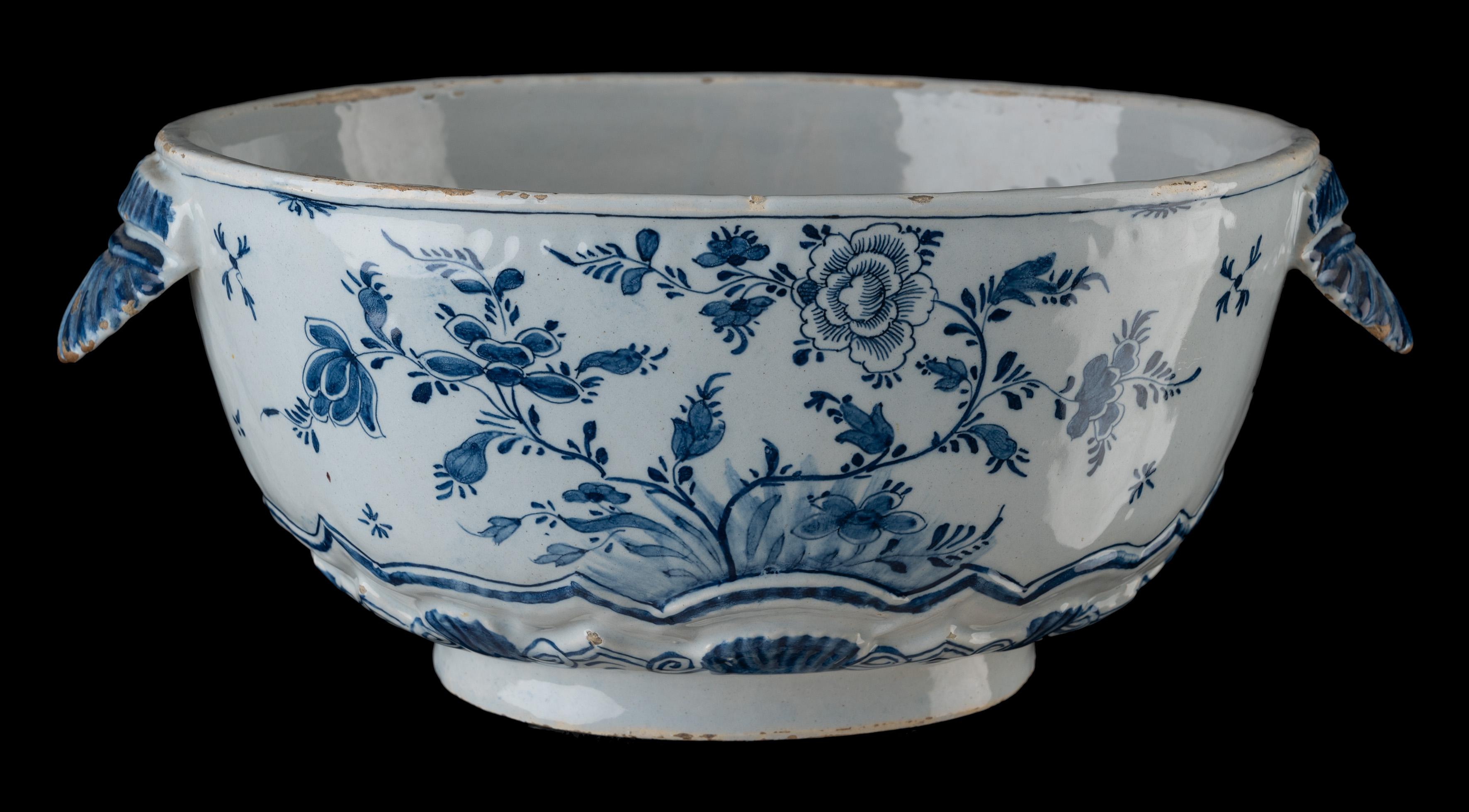 Blue and white tureen with flowers Delft, 1761-1777 The Three Porcelain Bottles  For Sale 6