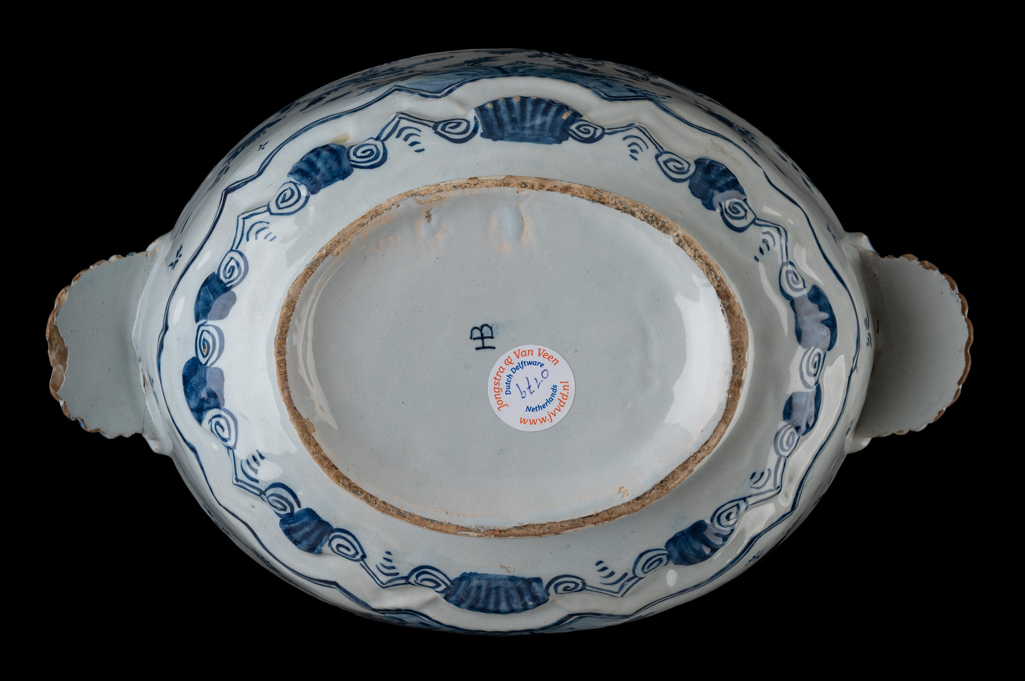 Blue and white tureen with flowers Delft, 1761-1777 The Three Porcelain Bottles For Sale 1