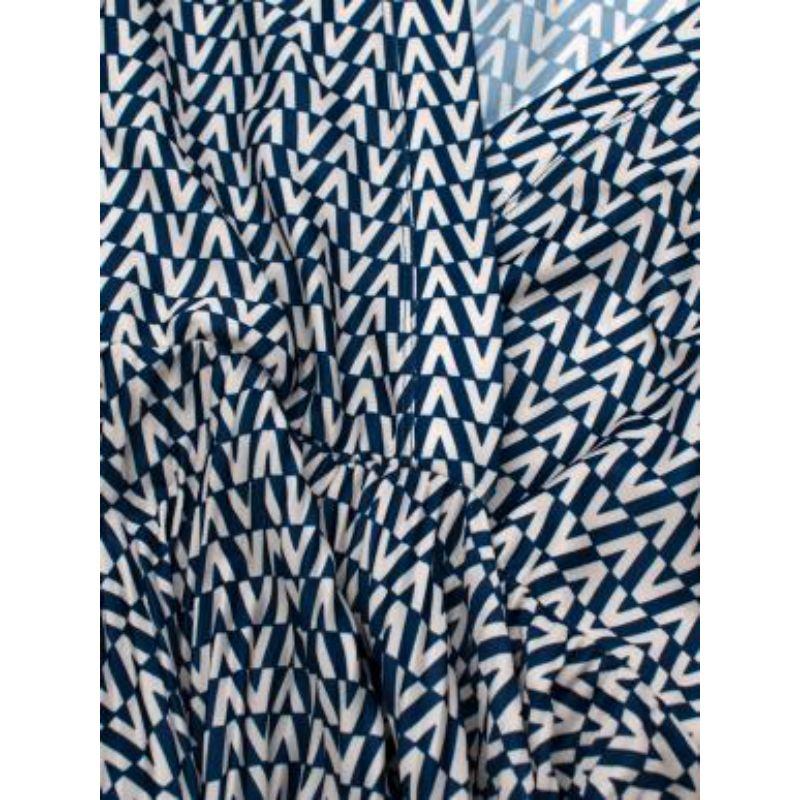 Blue and White V Printed Midi Dress For Sale 5