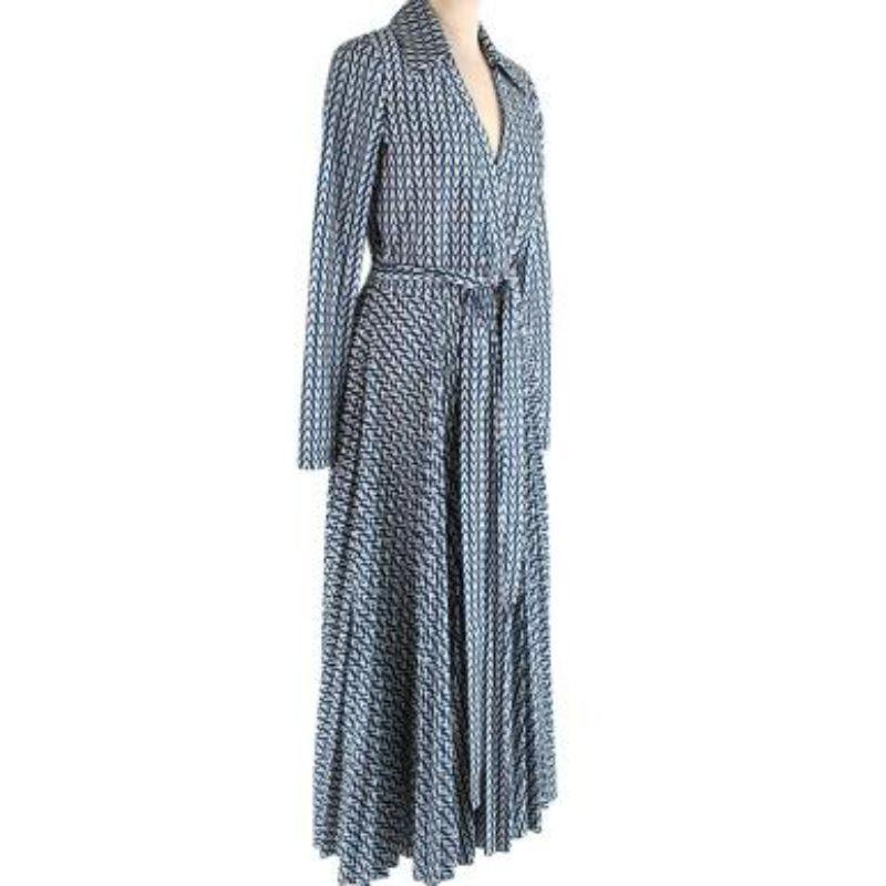 Valentino Blue and White V Printed Midi Dress
 
 -V neckline & Classic collar 
 -Self tie waist band 
 -Pleated from the waist 
 -