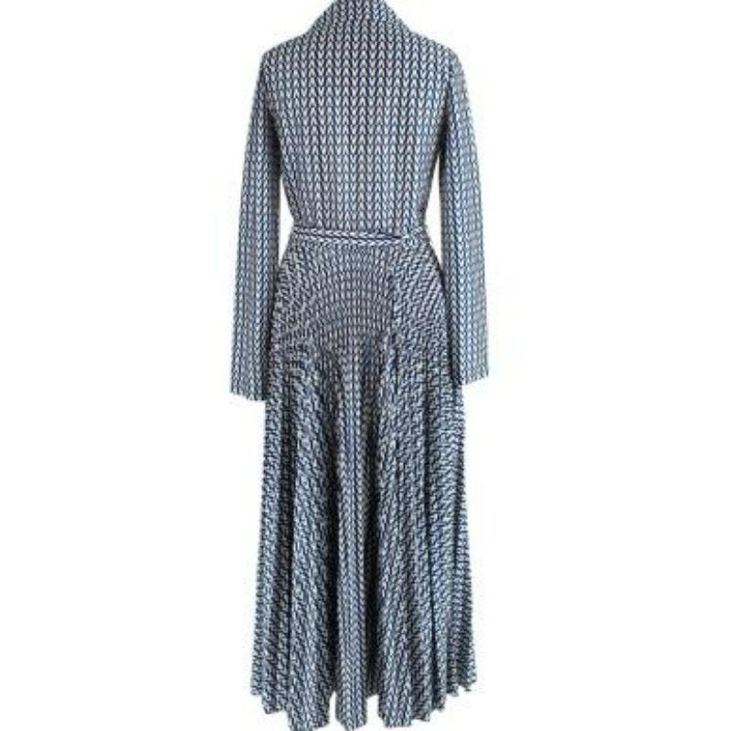 Gray Blue and White V Printed Midi Dress For Sale