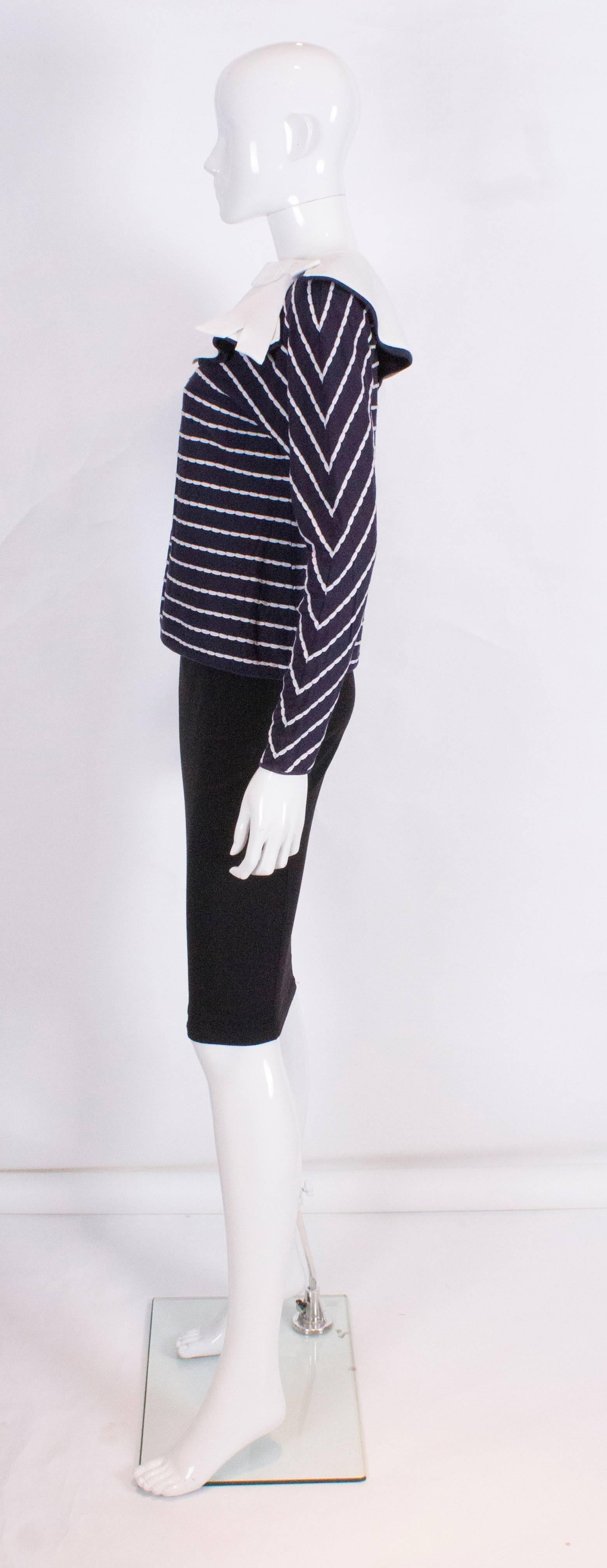 Top Valentino Azul y Blanco con Cuello Desmontable Negro en venta