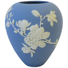 Vase bleu et blanc de Wedgwood:: 21e siècle