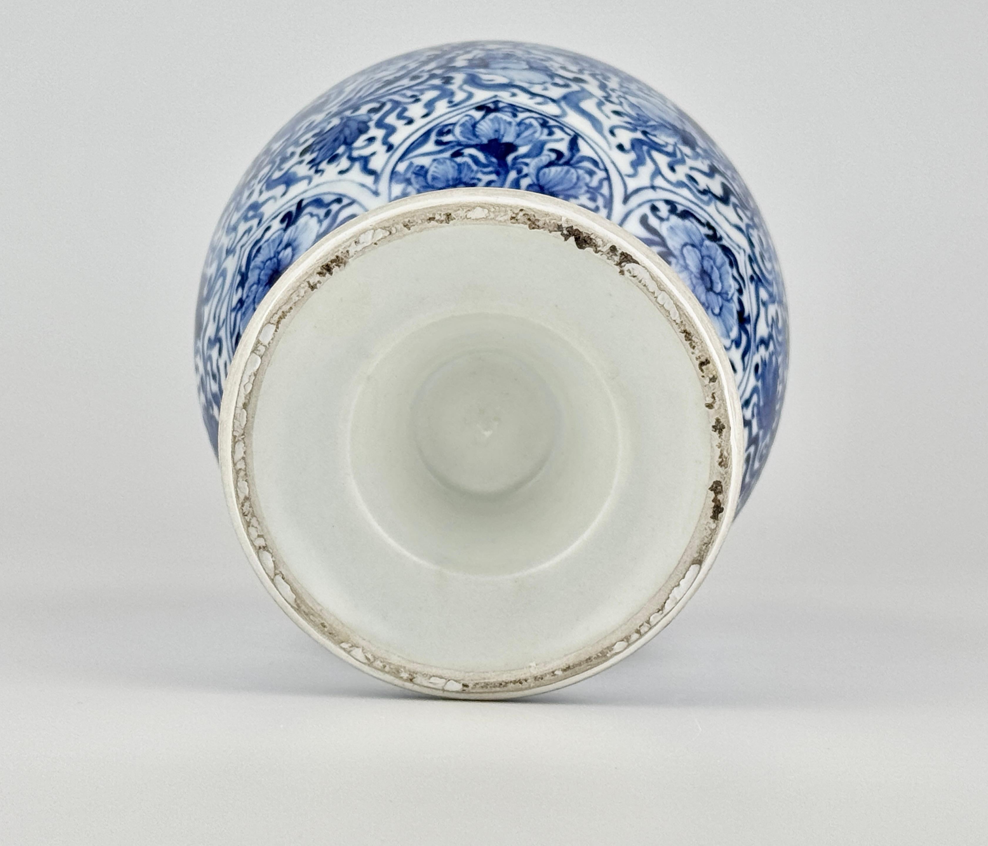 Blue and White Vase from Vung Tau Ship, Qing Dynasty Kangxi Era, Circa 1690 For Sale 3