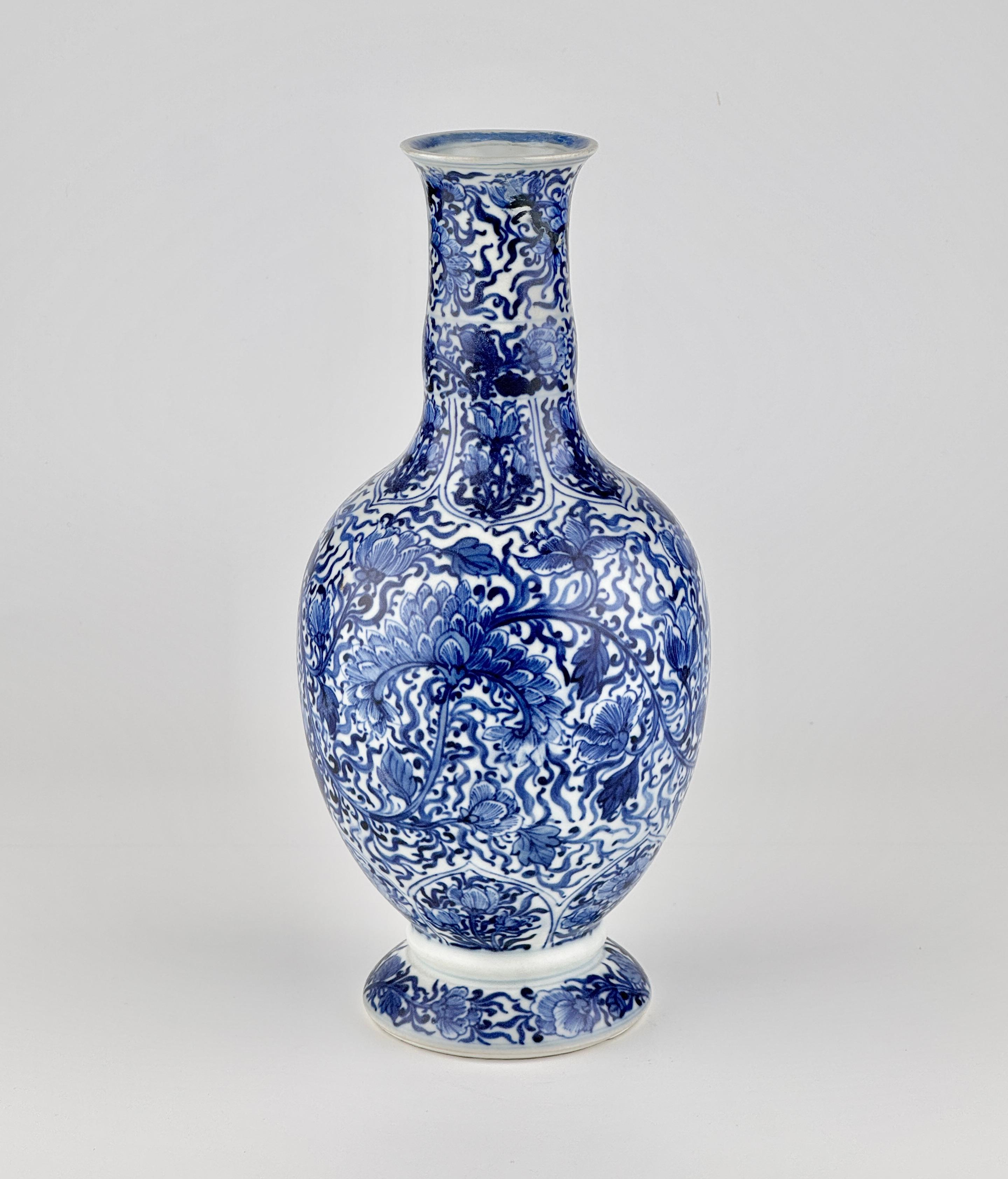 Blue and White Vase from Vung Tau Ship, Qing Dynasty Kangxi Era, Circa 1690 For Sale 4