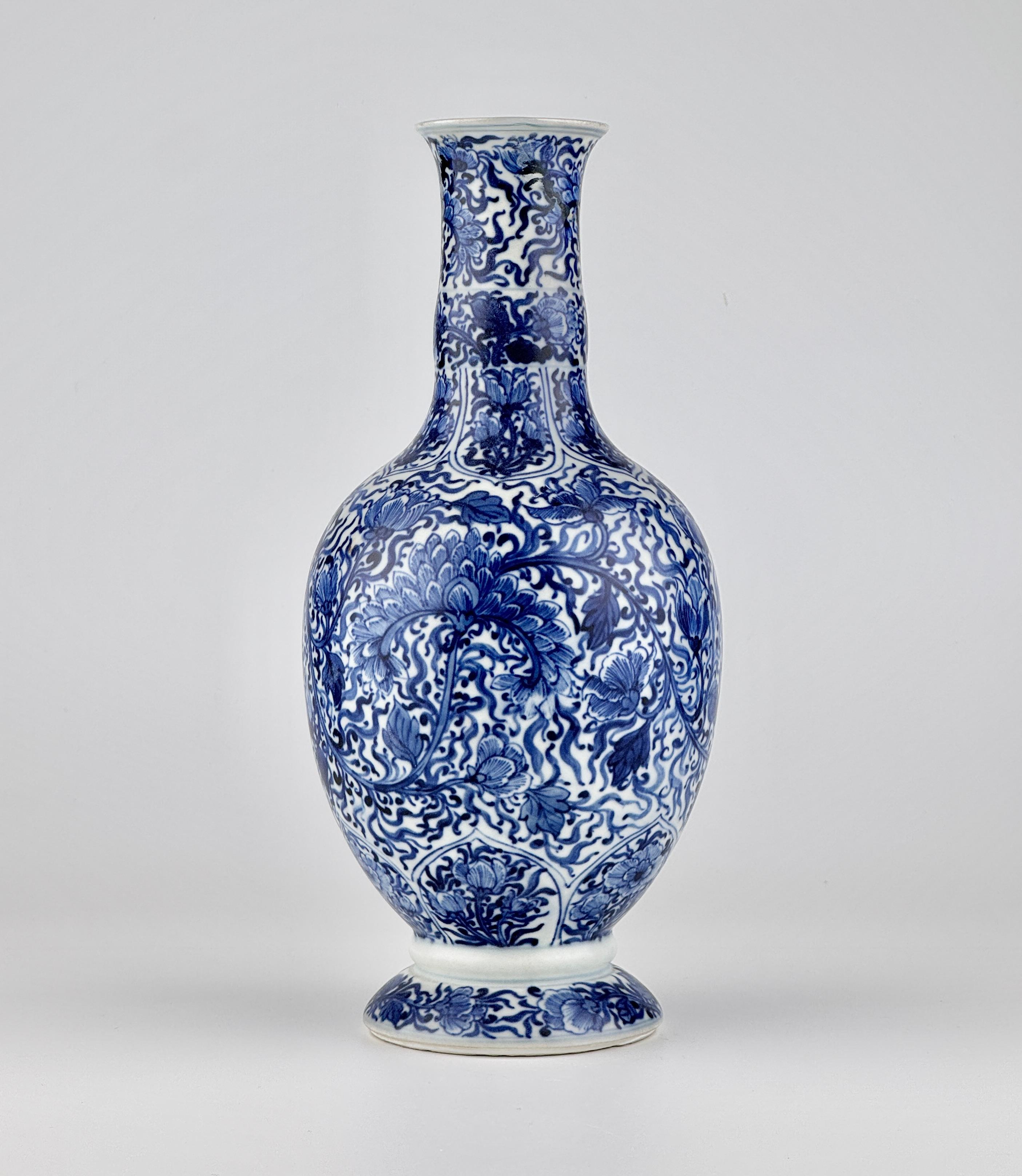 Vietnamese Blue and White Vase from Vung Tau Ship, Qing Dynasty Kangxi Era, Circa 1690 For Sale