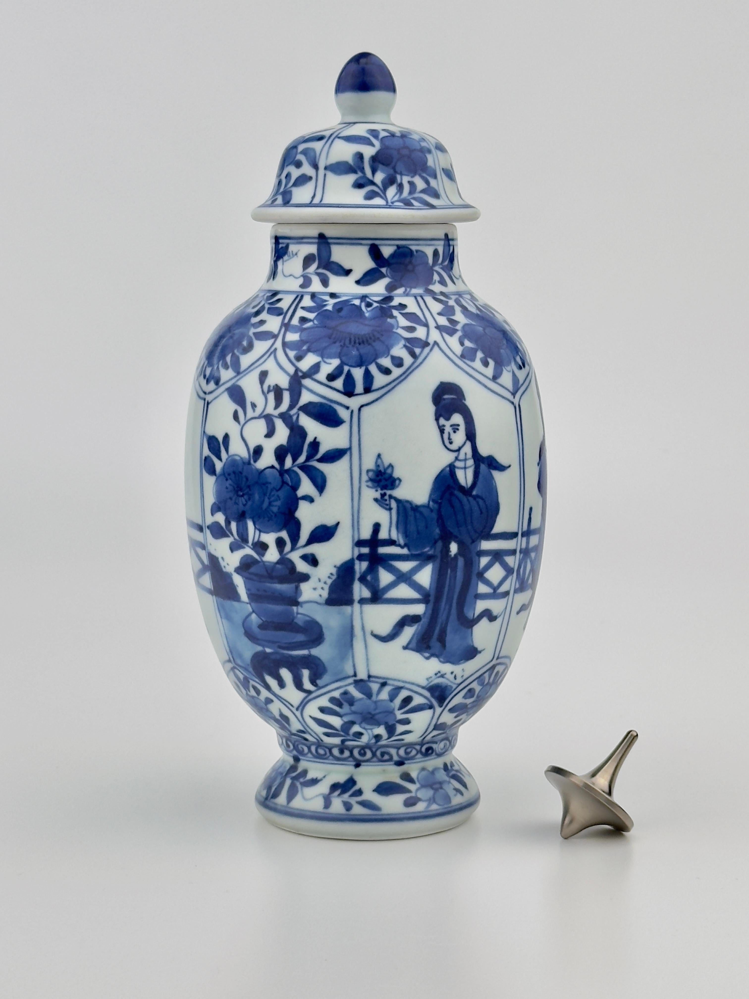 Chinois Vase bleu et blanc, Dynastie Qing, Ere Kangxi, Circa 1690 en vente