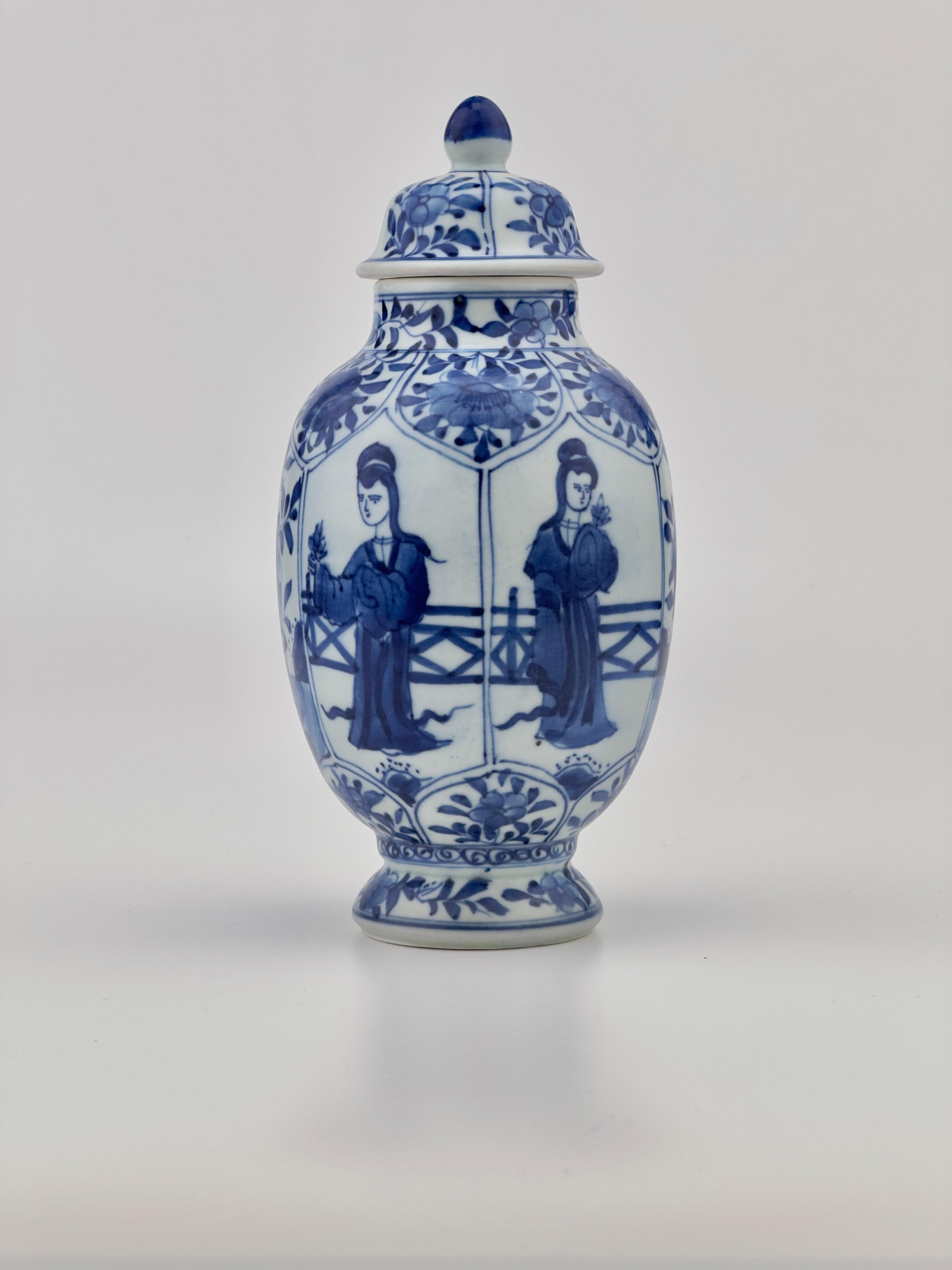Vernissé Vase bleu et blanc, Dynastie Qing, Ere Kangxi, Circa 1690 en vente