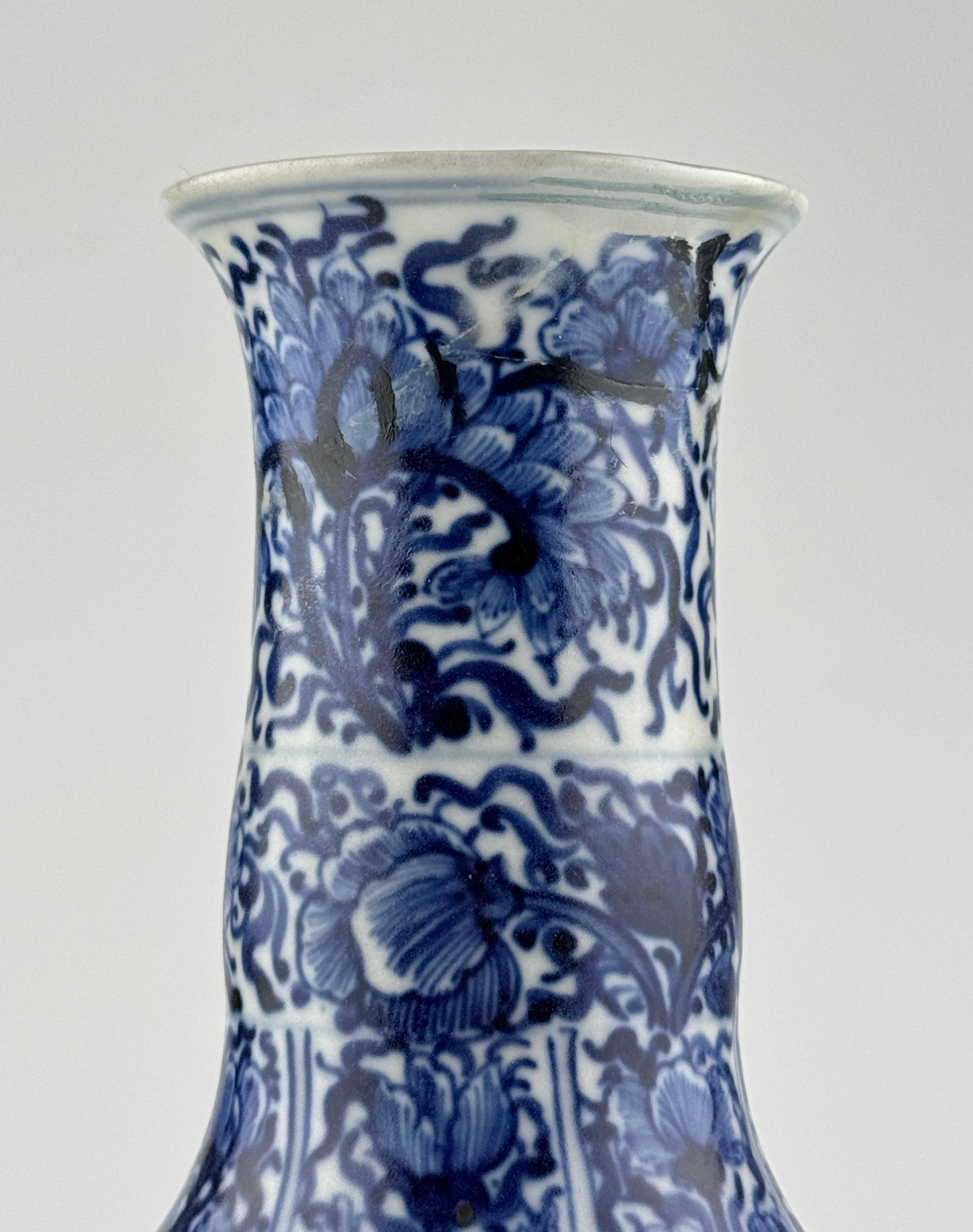 Blue and White Vase from Vung Tau Ship, Qing Dynasty Kangxi Era, Circa 1690 In Good Condition For Sale In seoul, KR