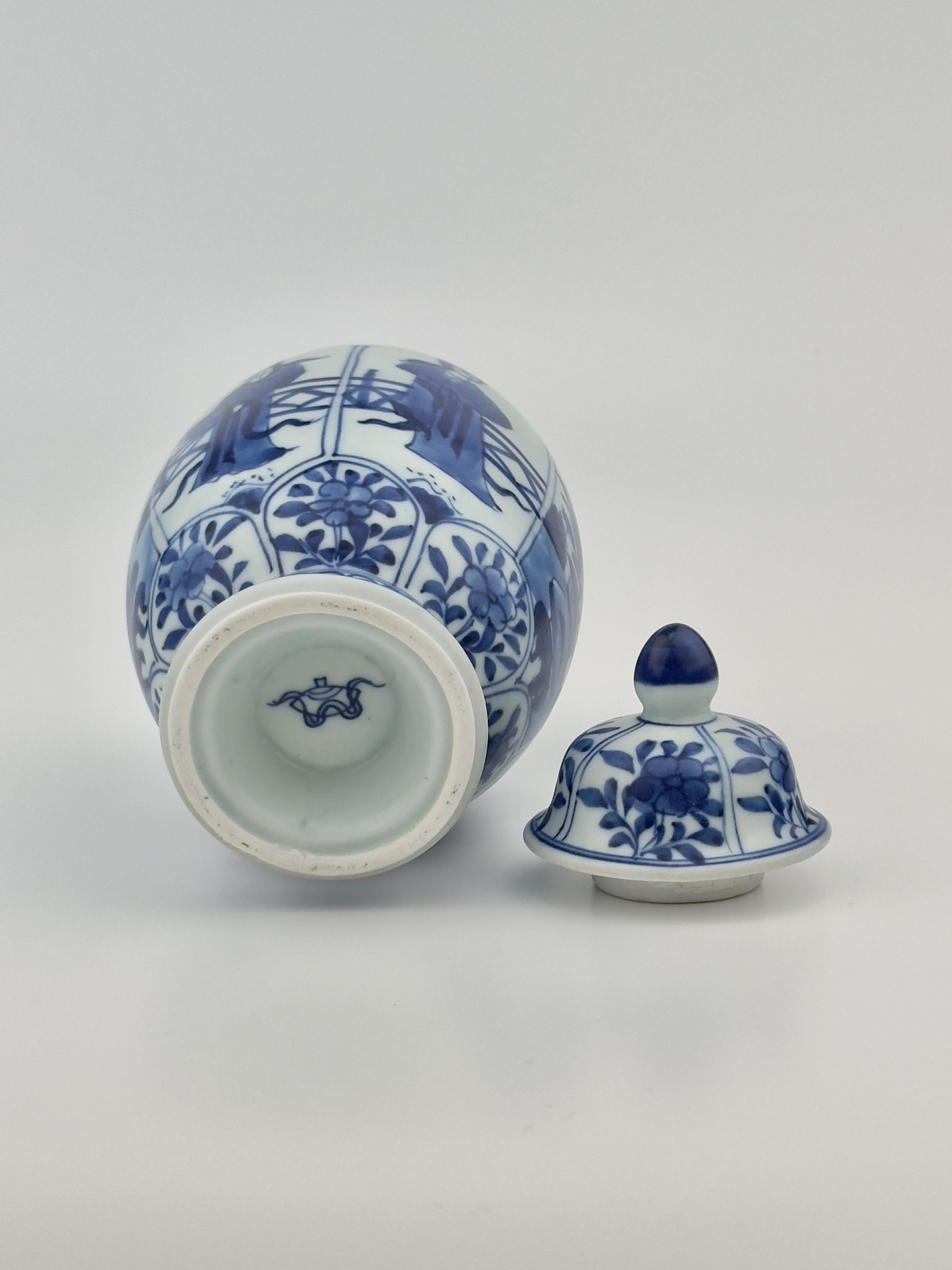 Fin du XVIIe siècle Vase bleu et blanc, Dynastie Qing, Ere Kangxi, Circa 1690 en vente
