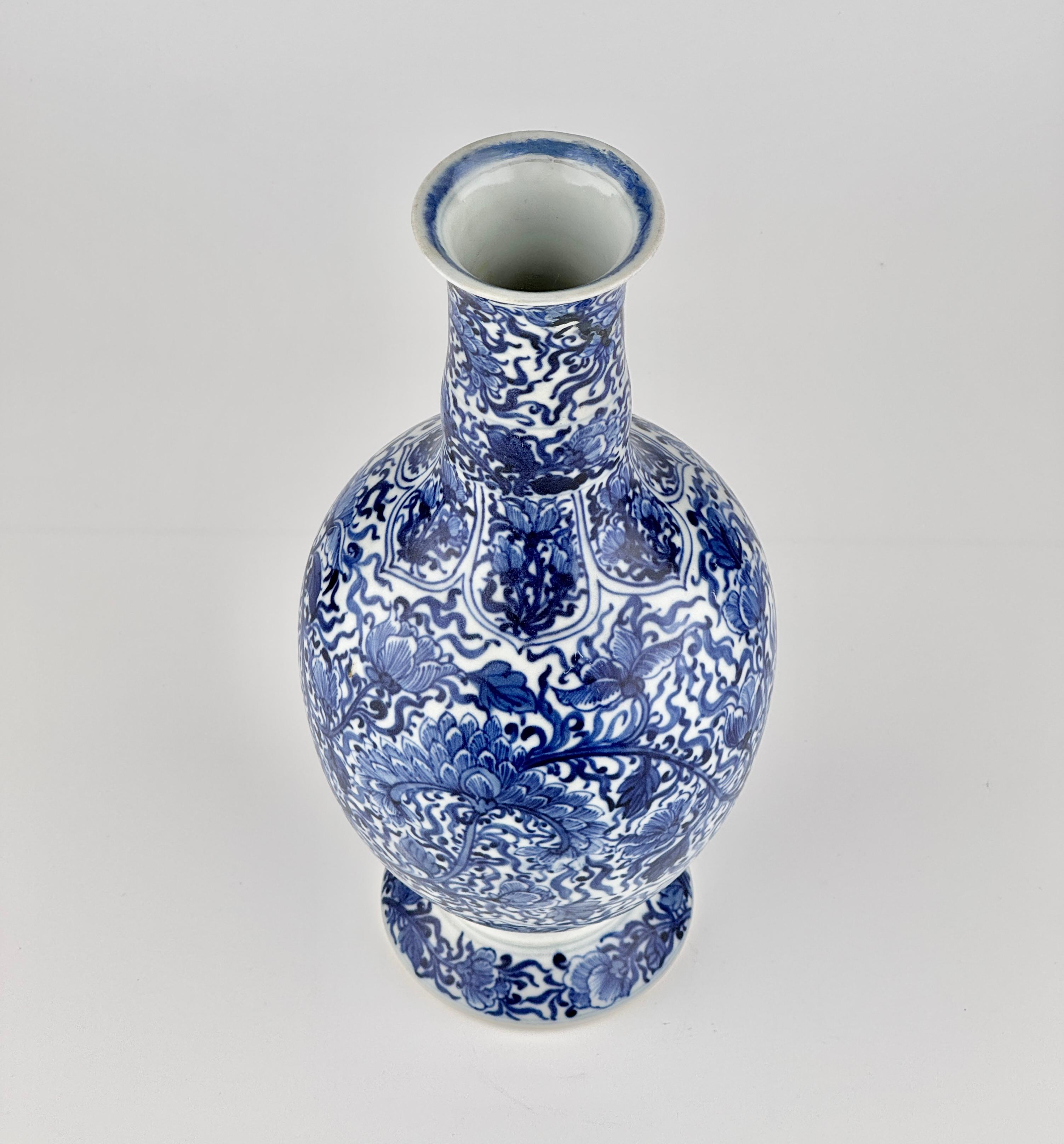 Blue and White Vase from Vung Tau Ship, Qing Dynasty Kangxi Era, Circa 1690 For Sale 1