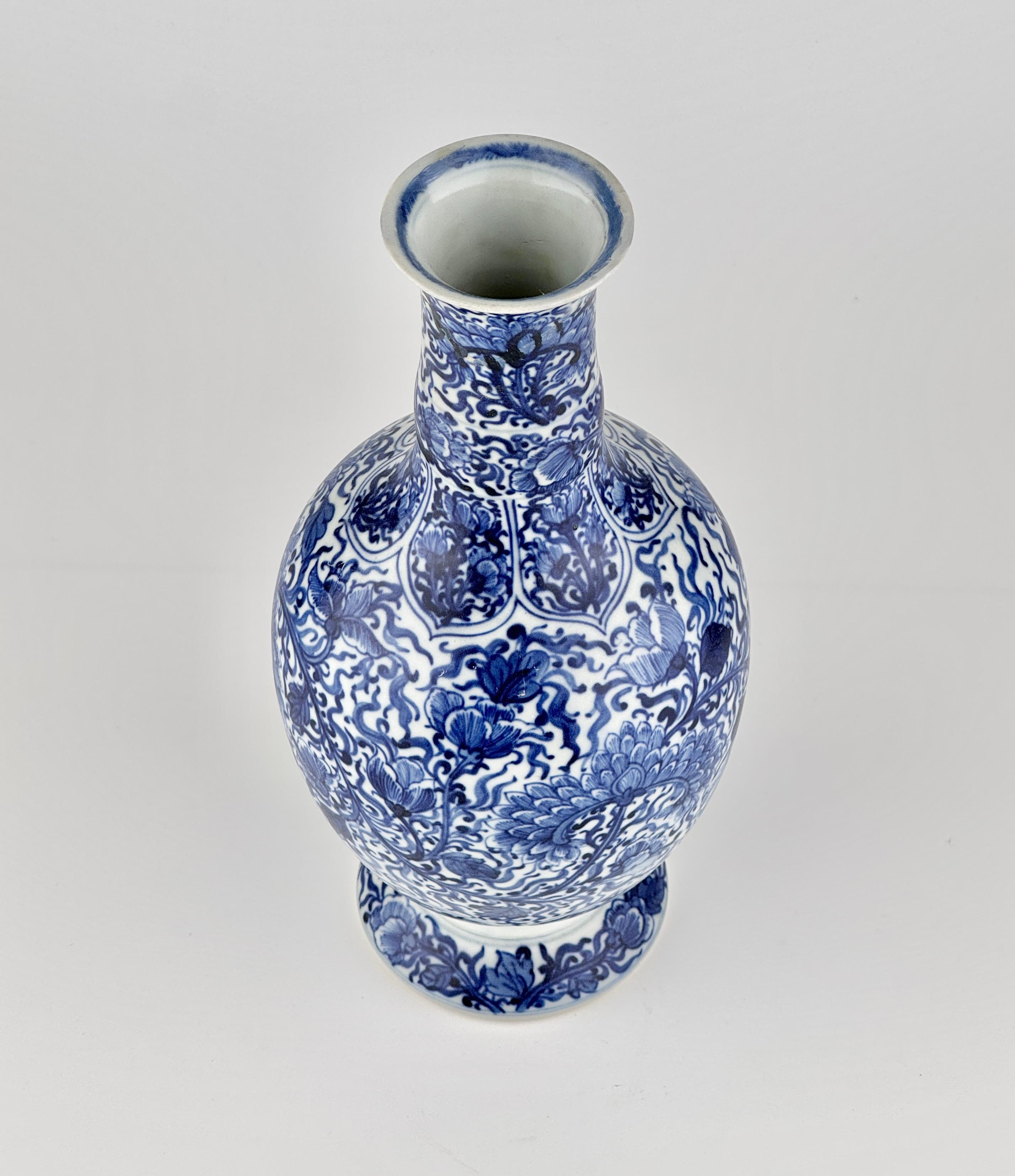 Blue and White Vase from Vung Tau Ship, Qing Dynasty Kangxi Era, Circa 1690 For Sale 2