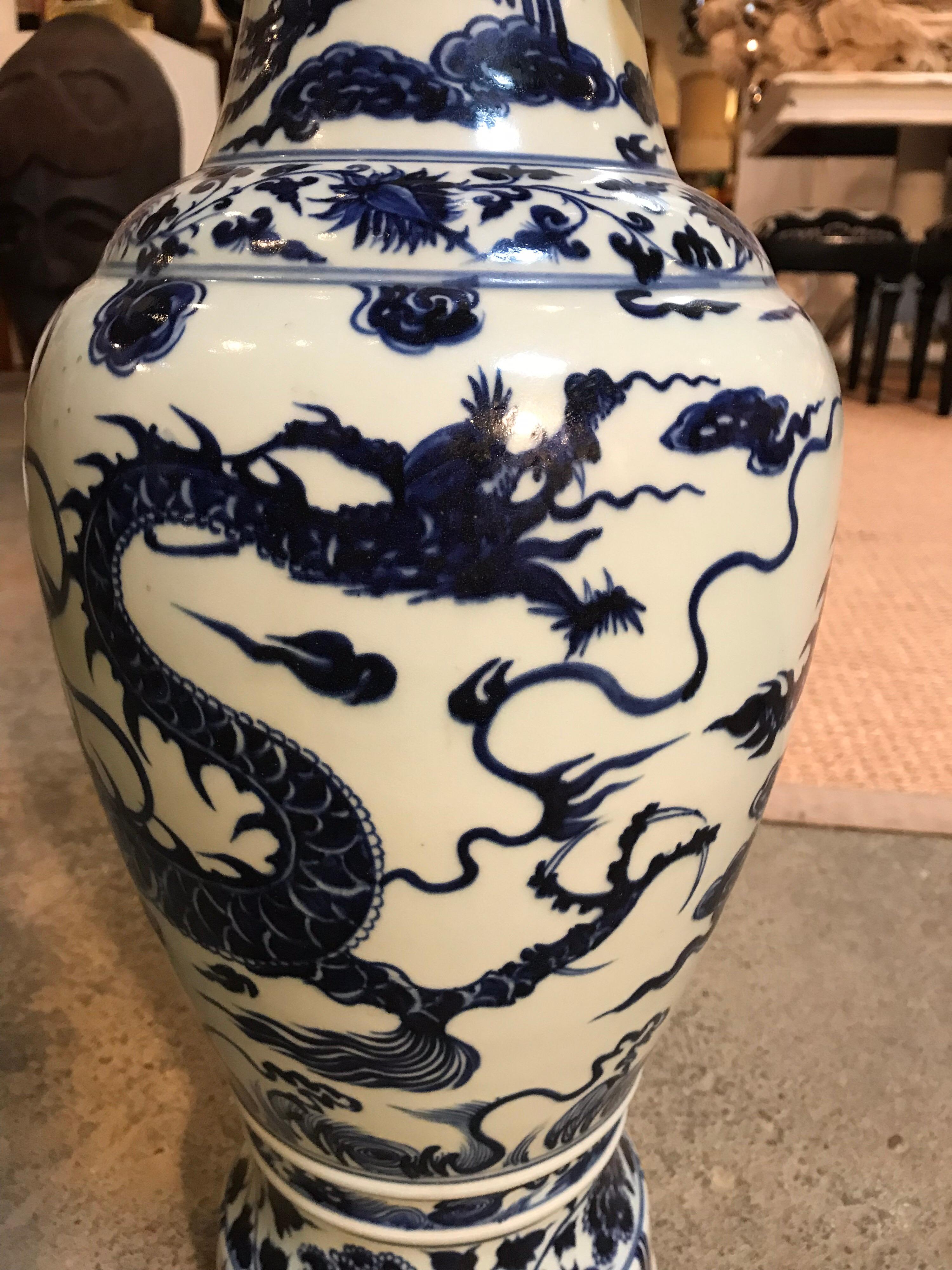 Chinois Paire de vases bleus et blancs en vente