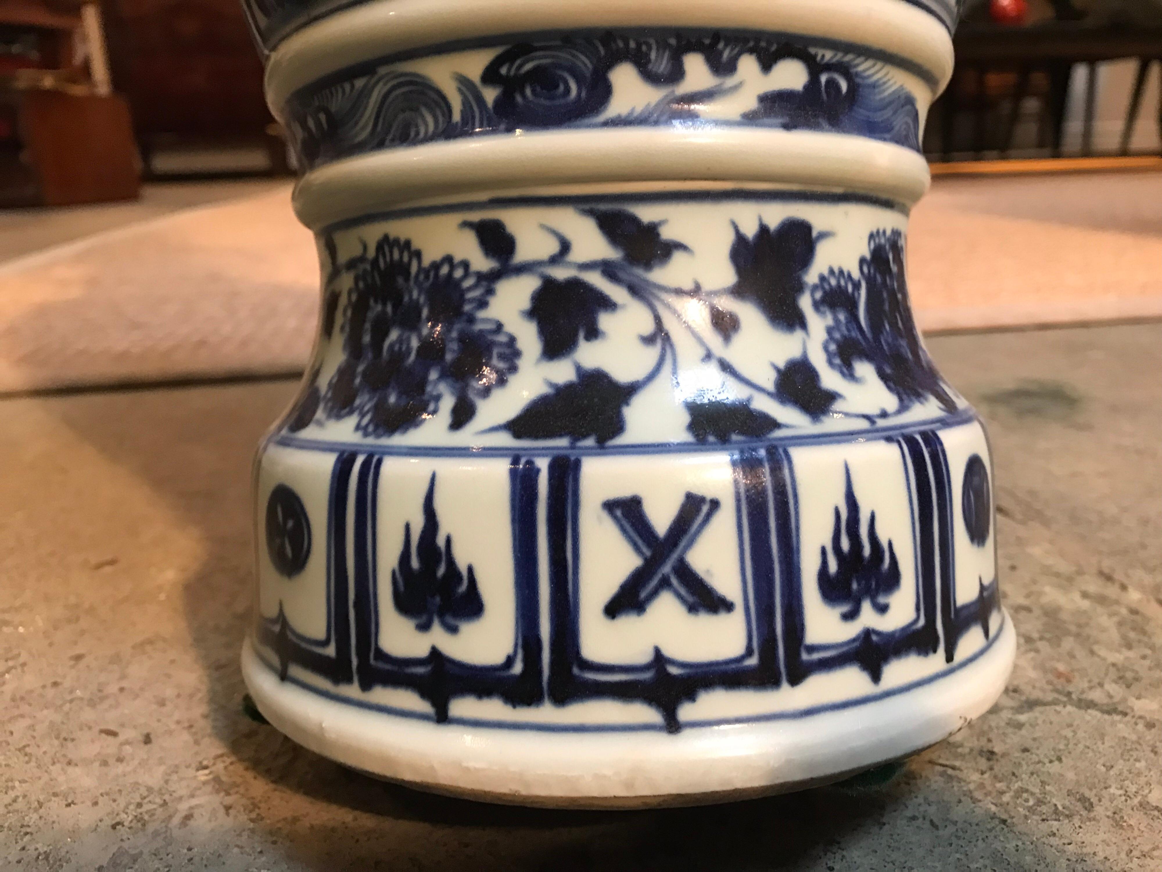 Blaue und weiße Vasen, Paar (Glasiert) im Angebot