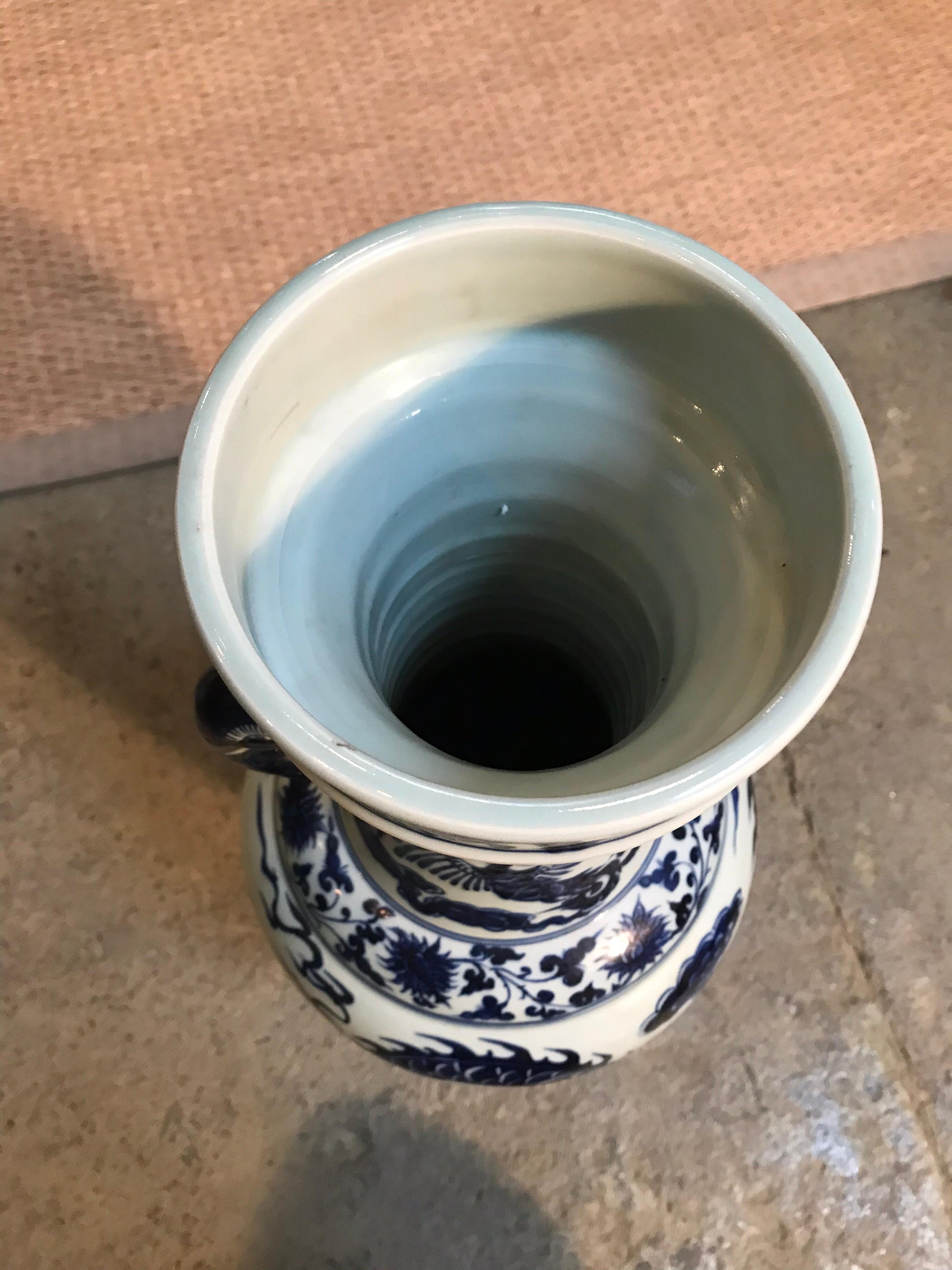 20ième siècle Paire de vases bleus et blancs en vente