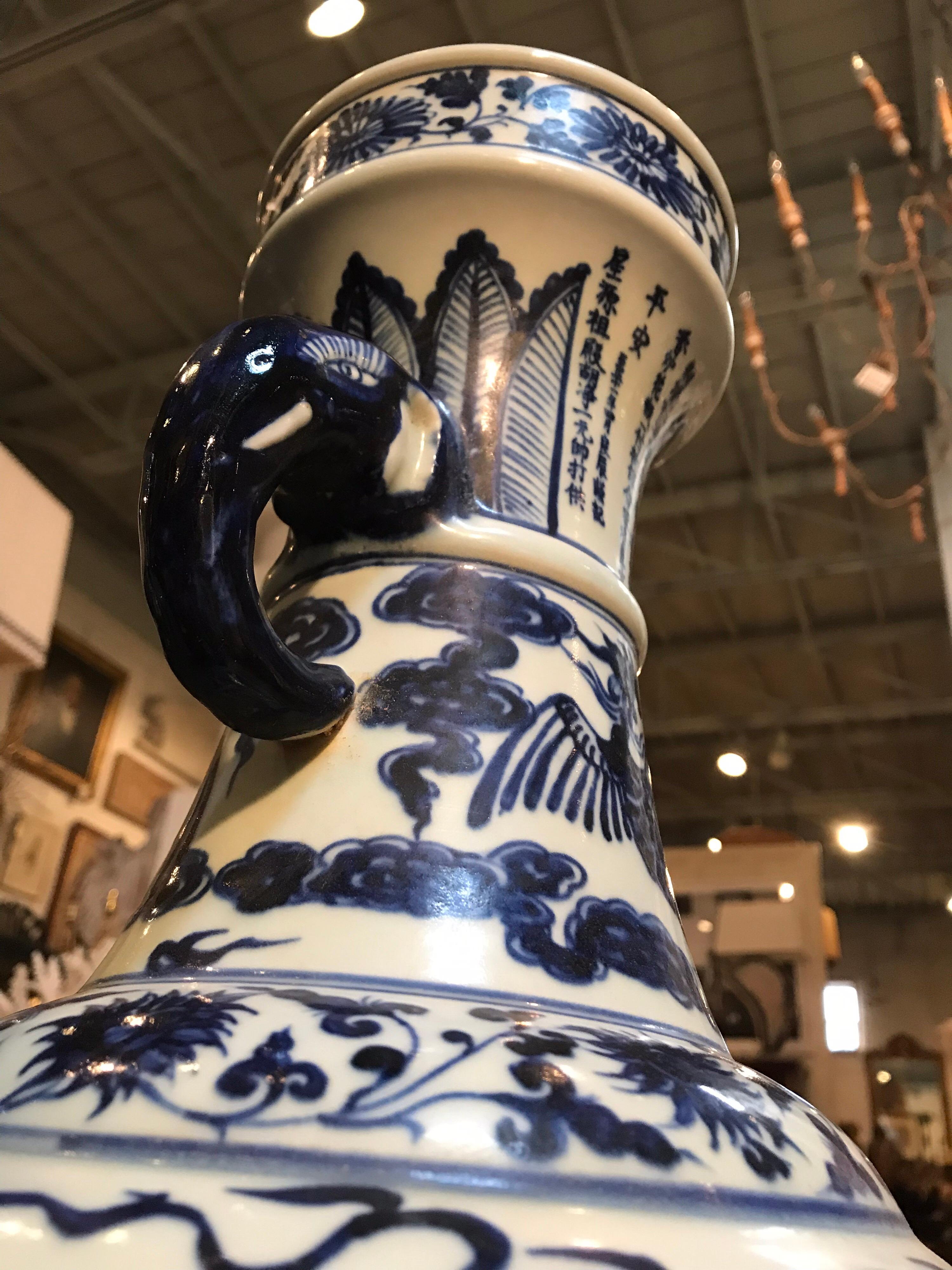 Blaue und weiße Vasen, Paar im Angebot 1