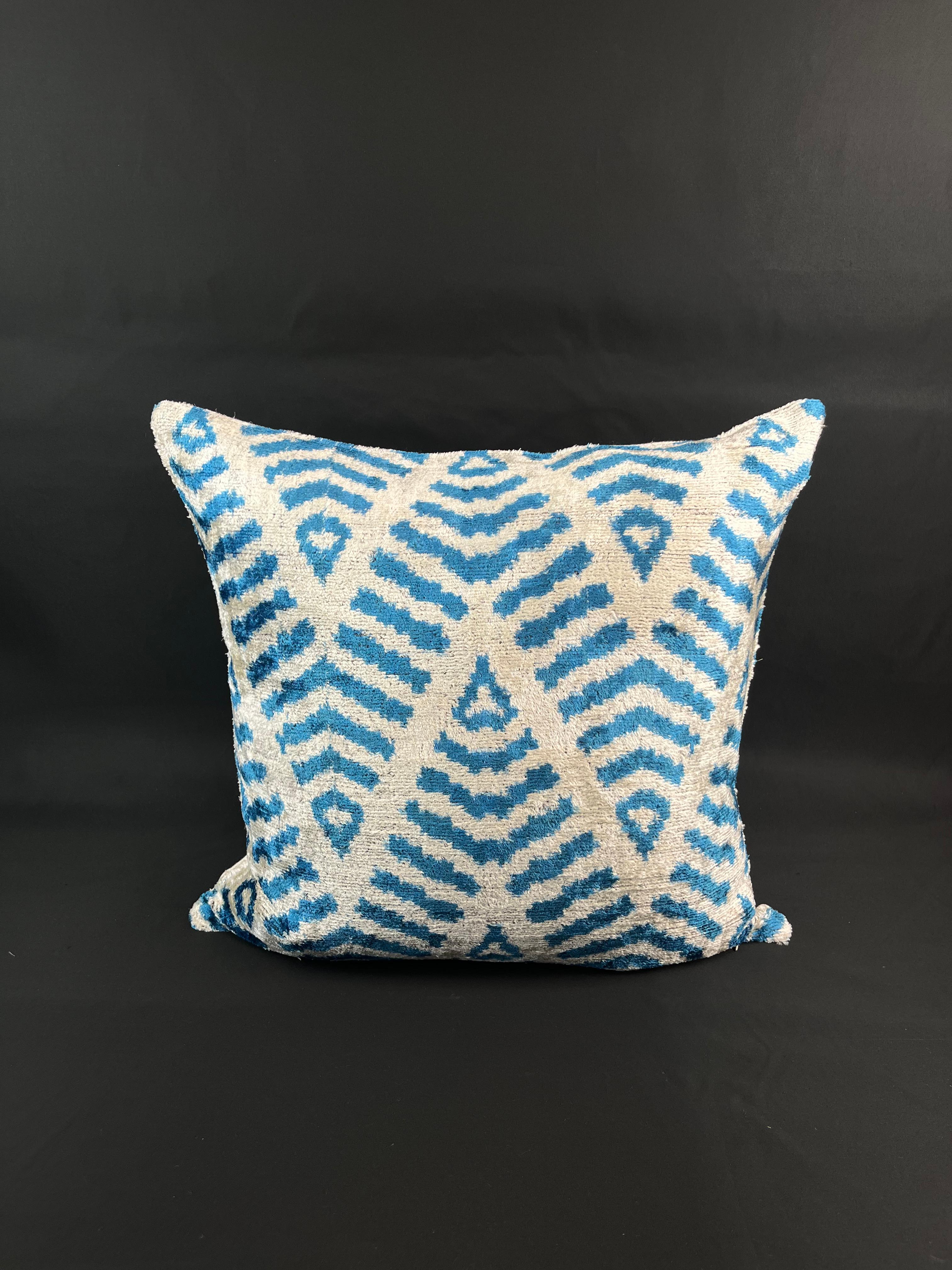 Blue and White Velvet Silk Ikat Pillow Cover In New Condition For Sale In Houston, TX