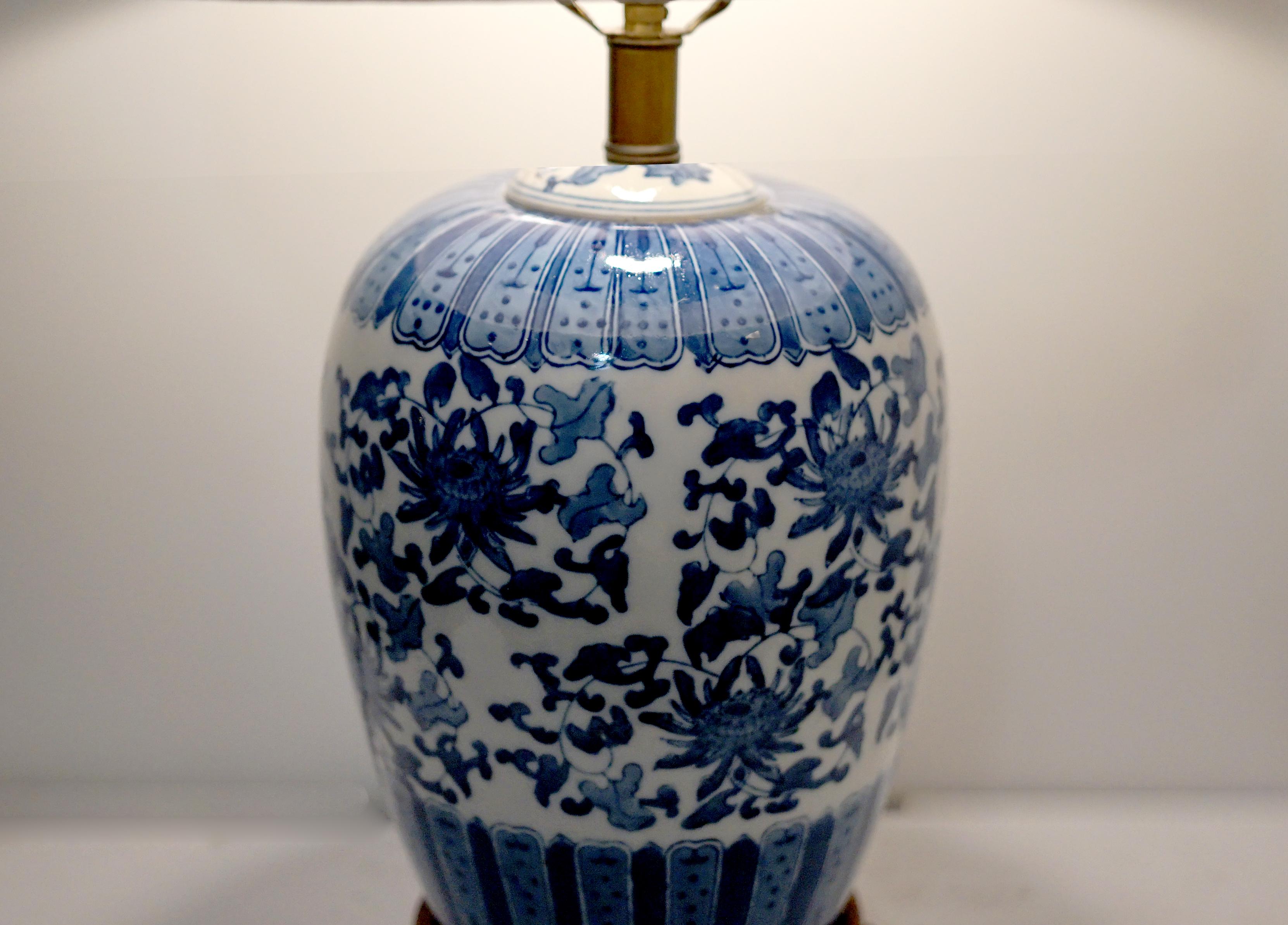 Blue and White Vintage Porcelain Ginger Jar Lamp with Rosewood Base For Sale 4